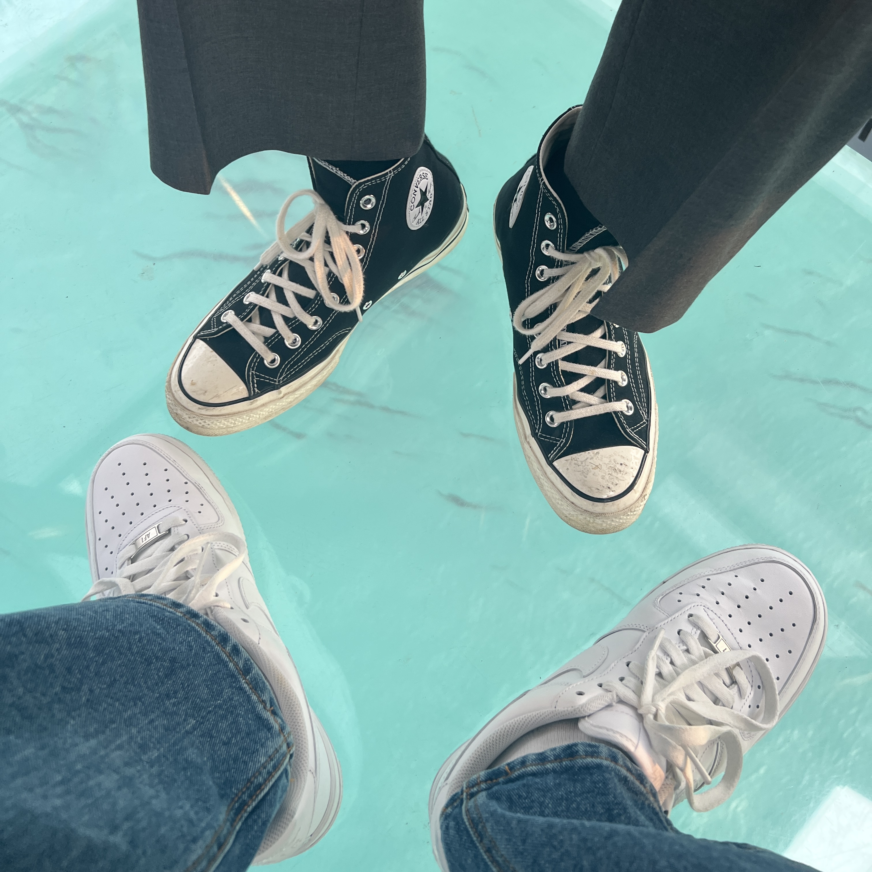 Nike Air Force 1 '07 Low White, Converse Chuck 70 Hi Black 착용 스타일