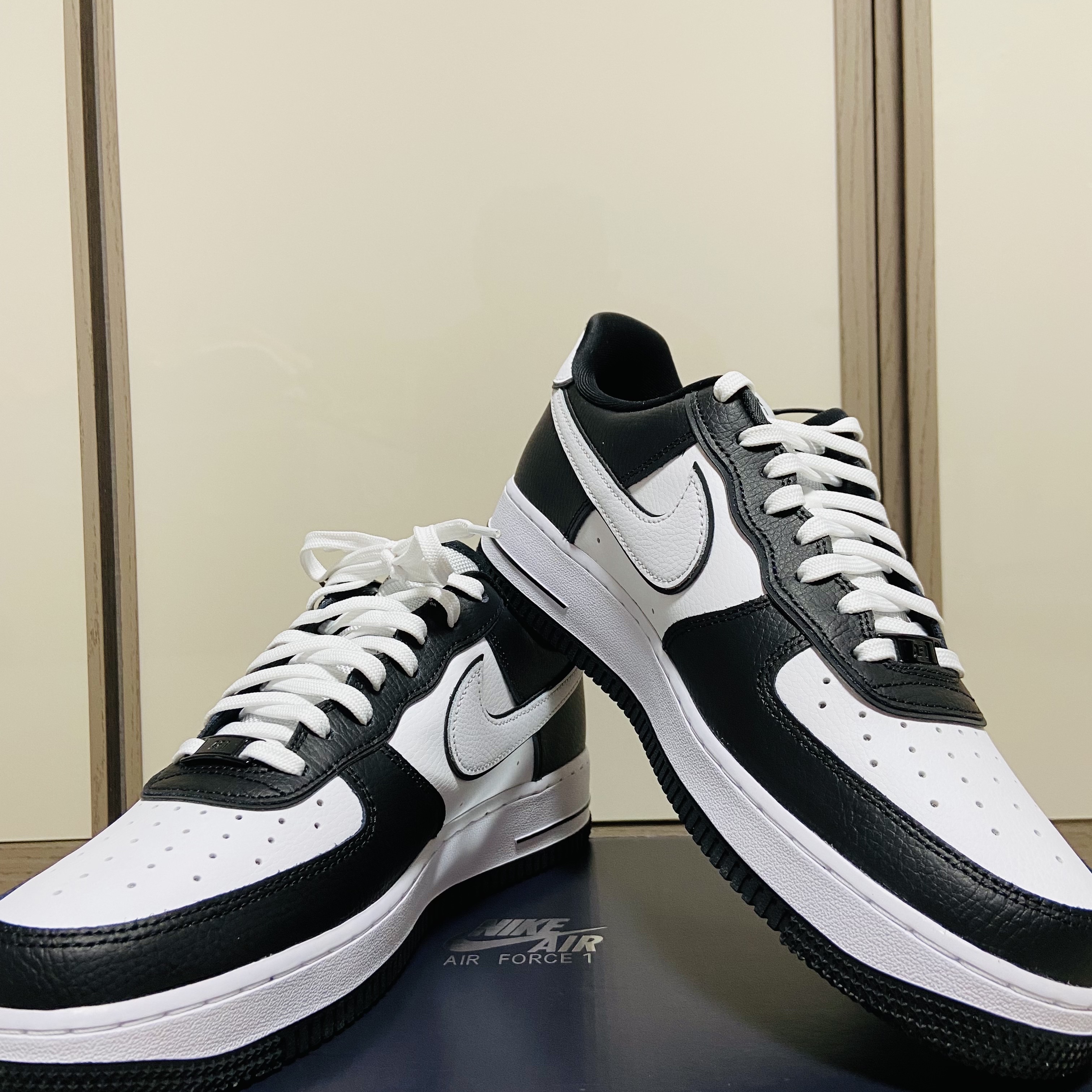 Nike Air Force 1 '07 LV8 White Black 착용 스타일