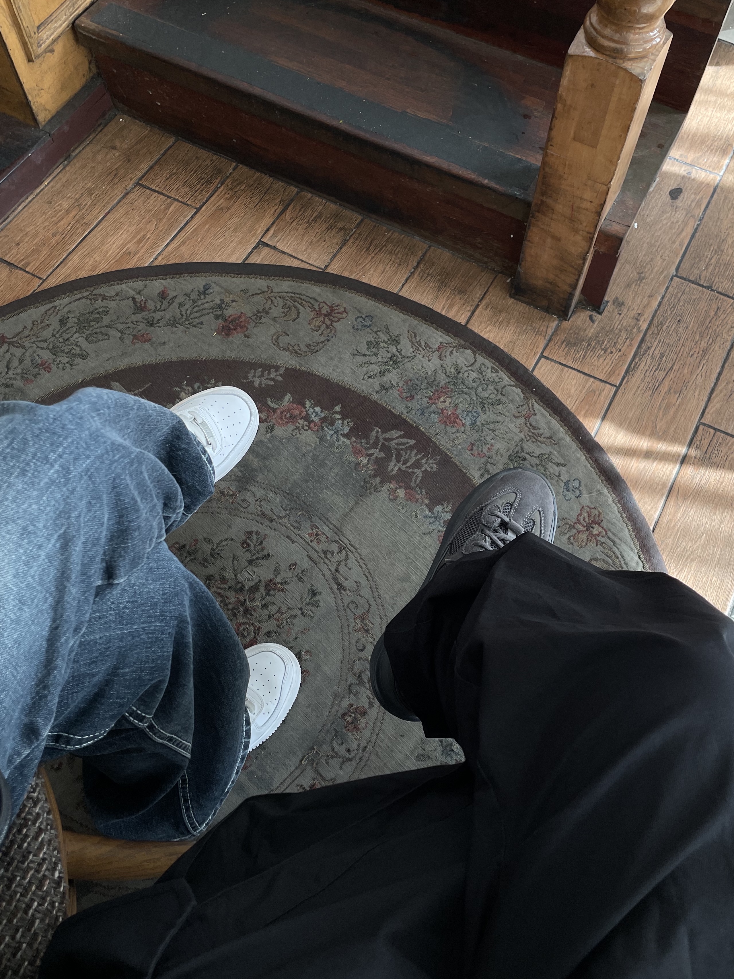 Yeezy Season 6 Desert Boot Graphite, Nike Air Force 1 '07 Low White 착용 스타일