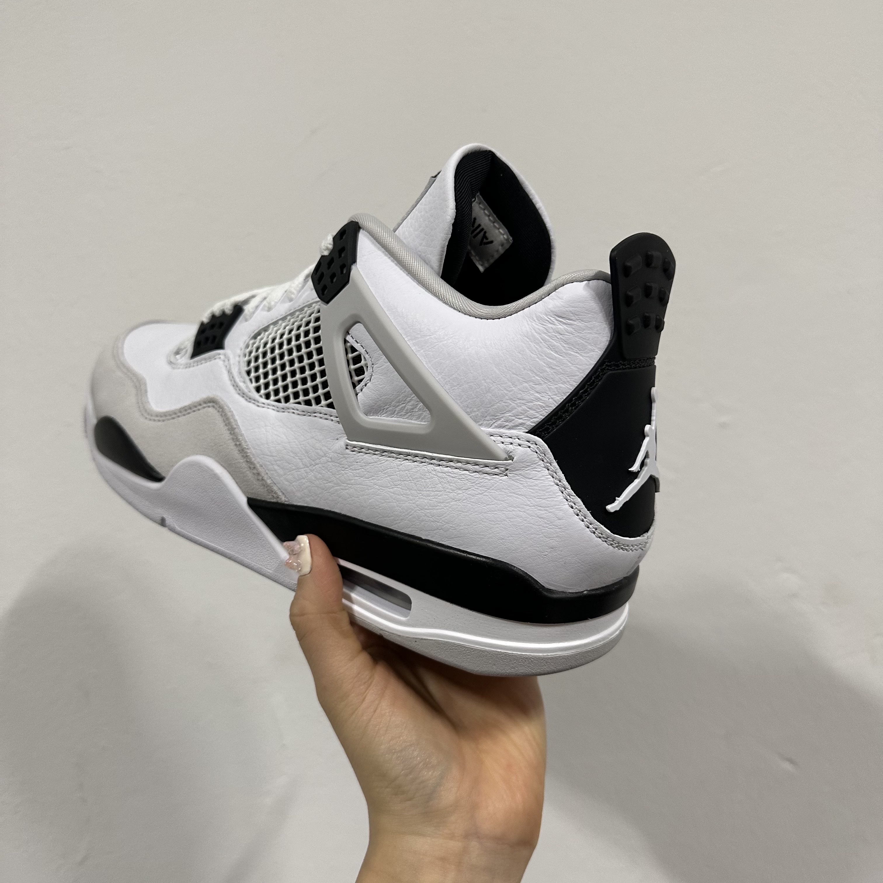 Jordan 4 Retro White and Black 착용 스타일 - 3