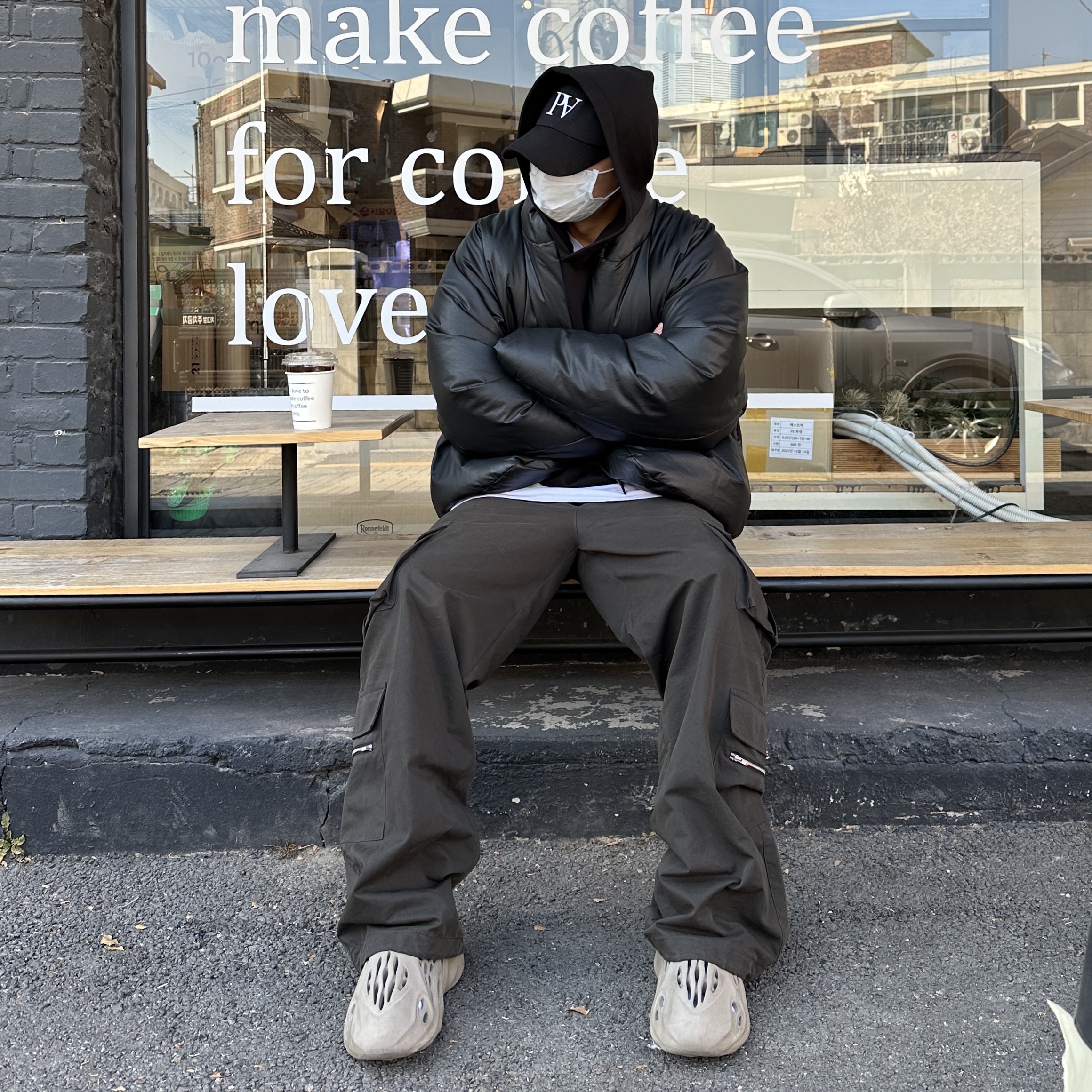 Adidas Yeezy Foam RNNR Stone Sage, Yeezy Gap Round Jacket Black 착용 스타일