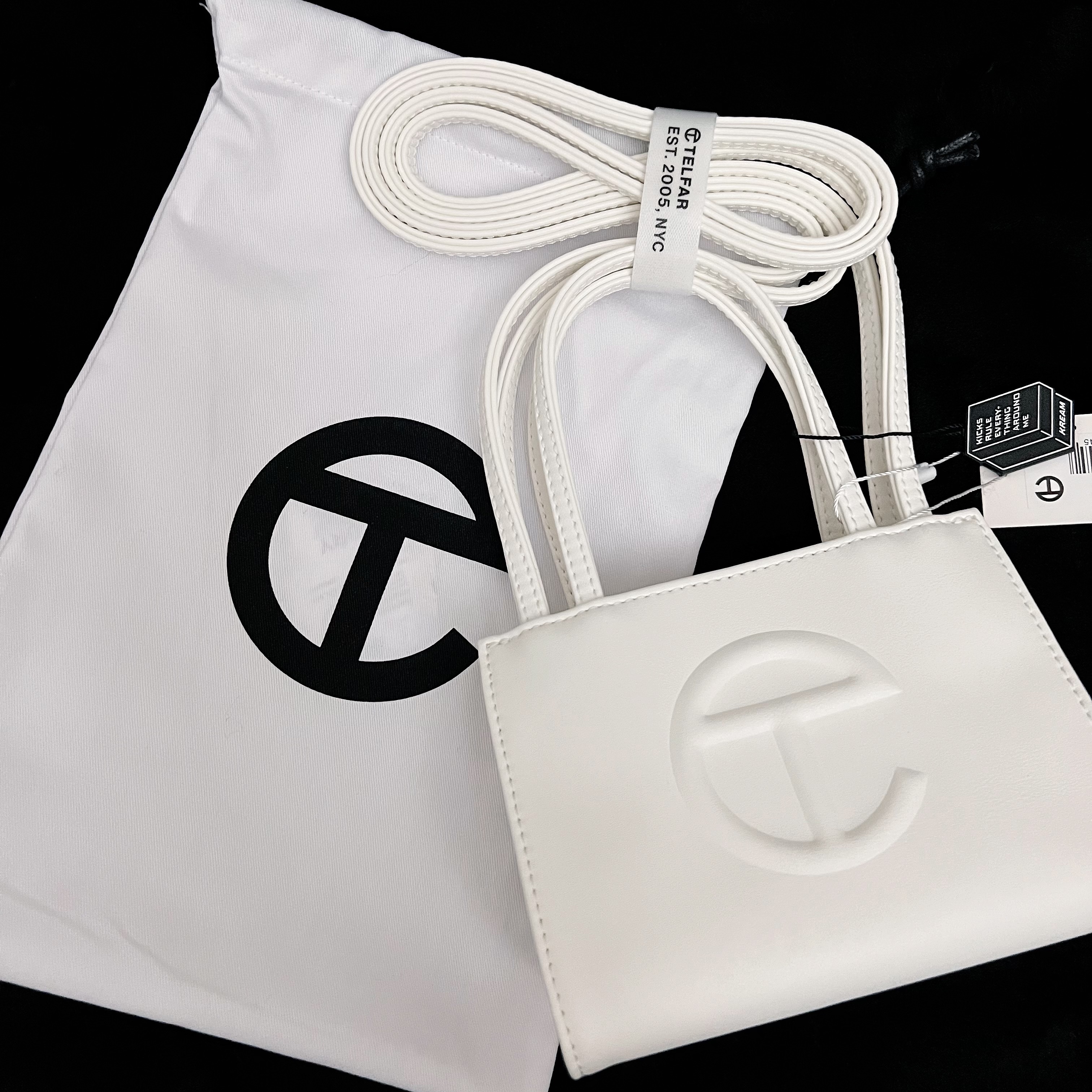 Telfar Small Shopping Bag White 착용 스타일 - 1