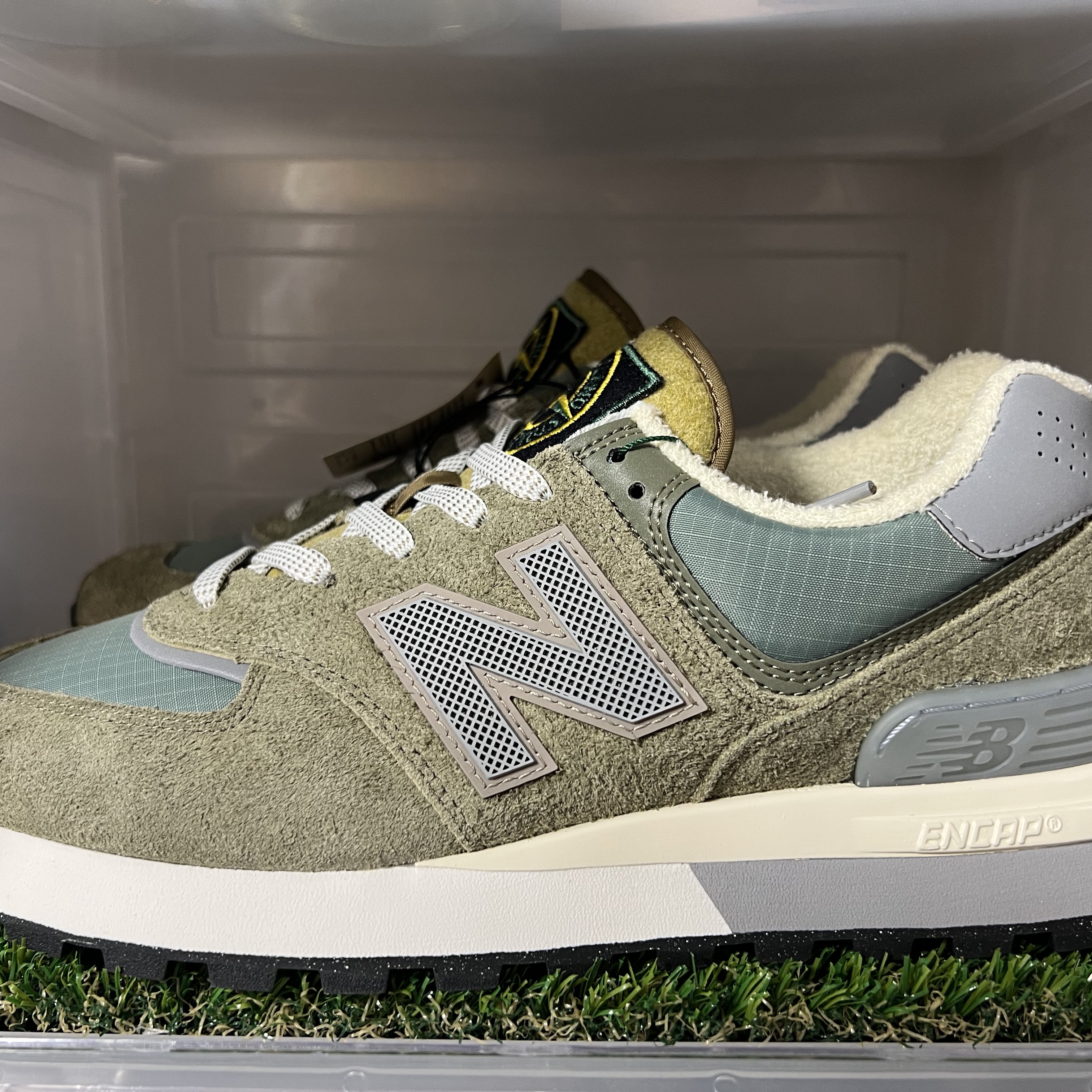 New Balance x Stone Island 574 Legacy Green 착용 스타일 - 2