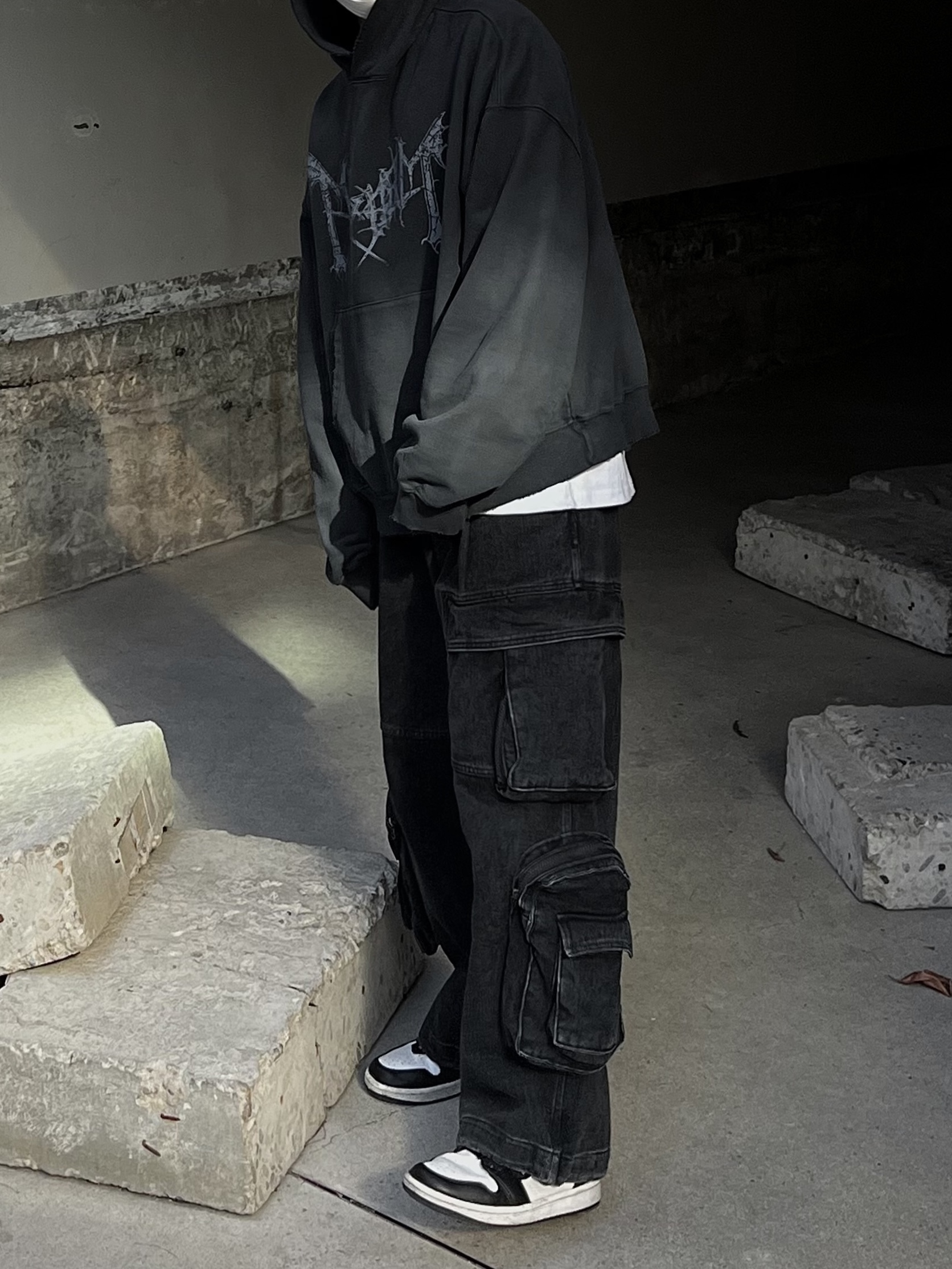 Jordan 1 Low Black Particle Grey 착용 스타일 - 5
