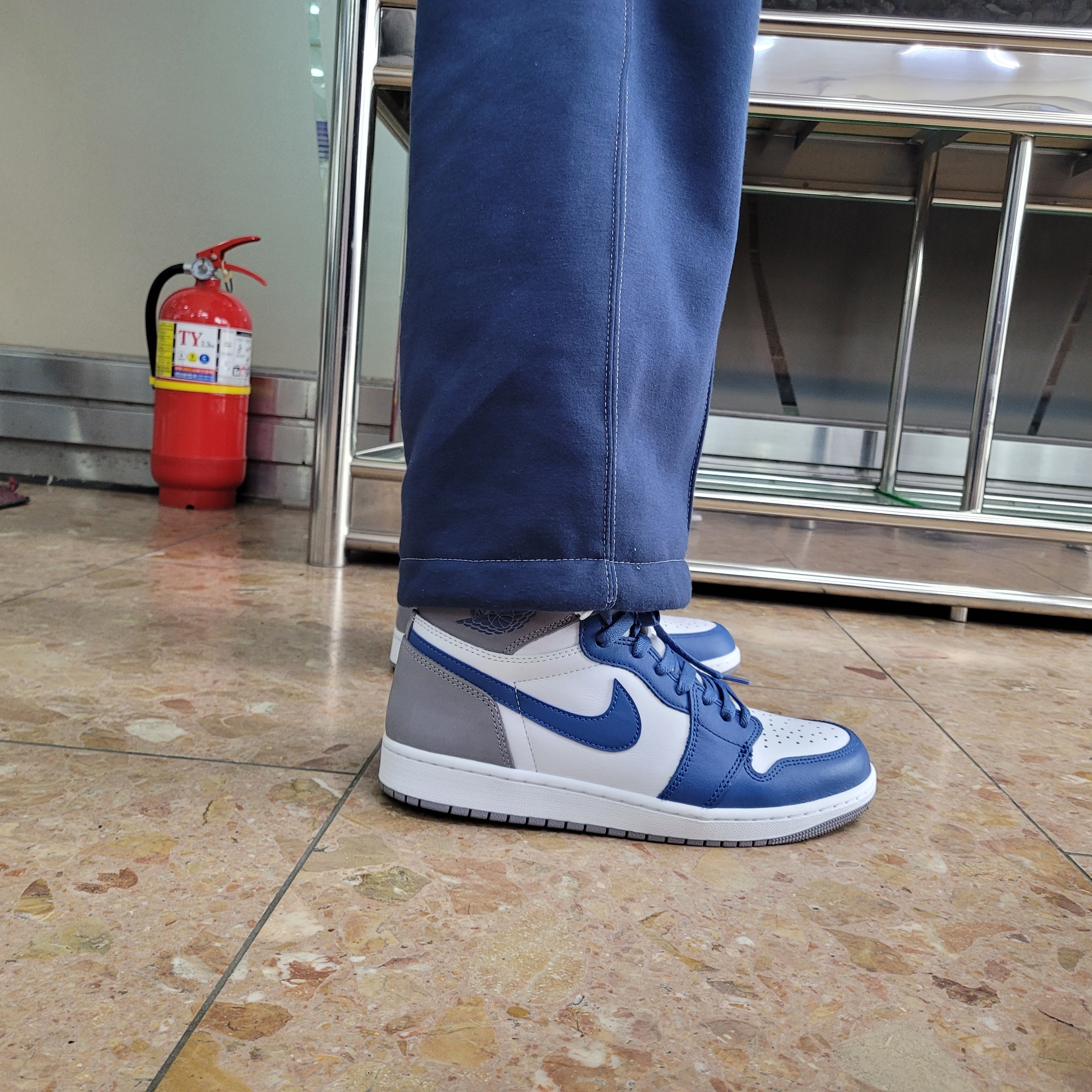 Jordan 1 Retro High OG True Blue 착용 스타일 - 2