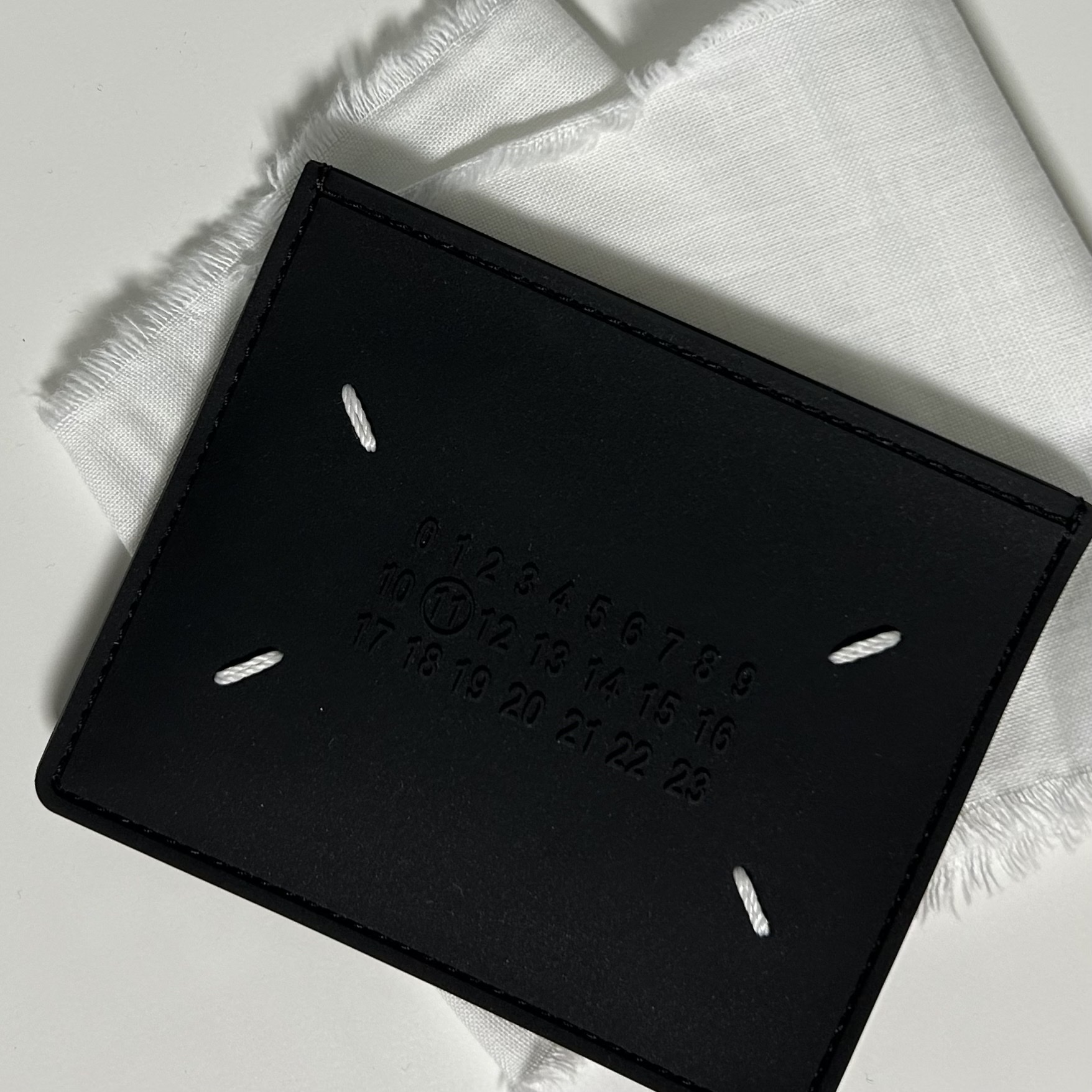 Maison Margiela Rubberised Card Holder Black 착용 스타일