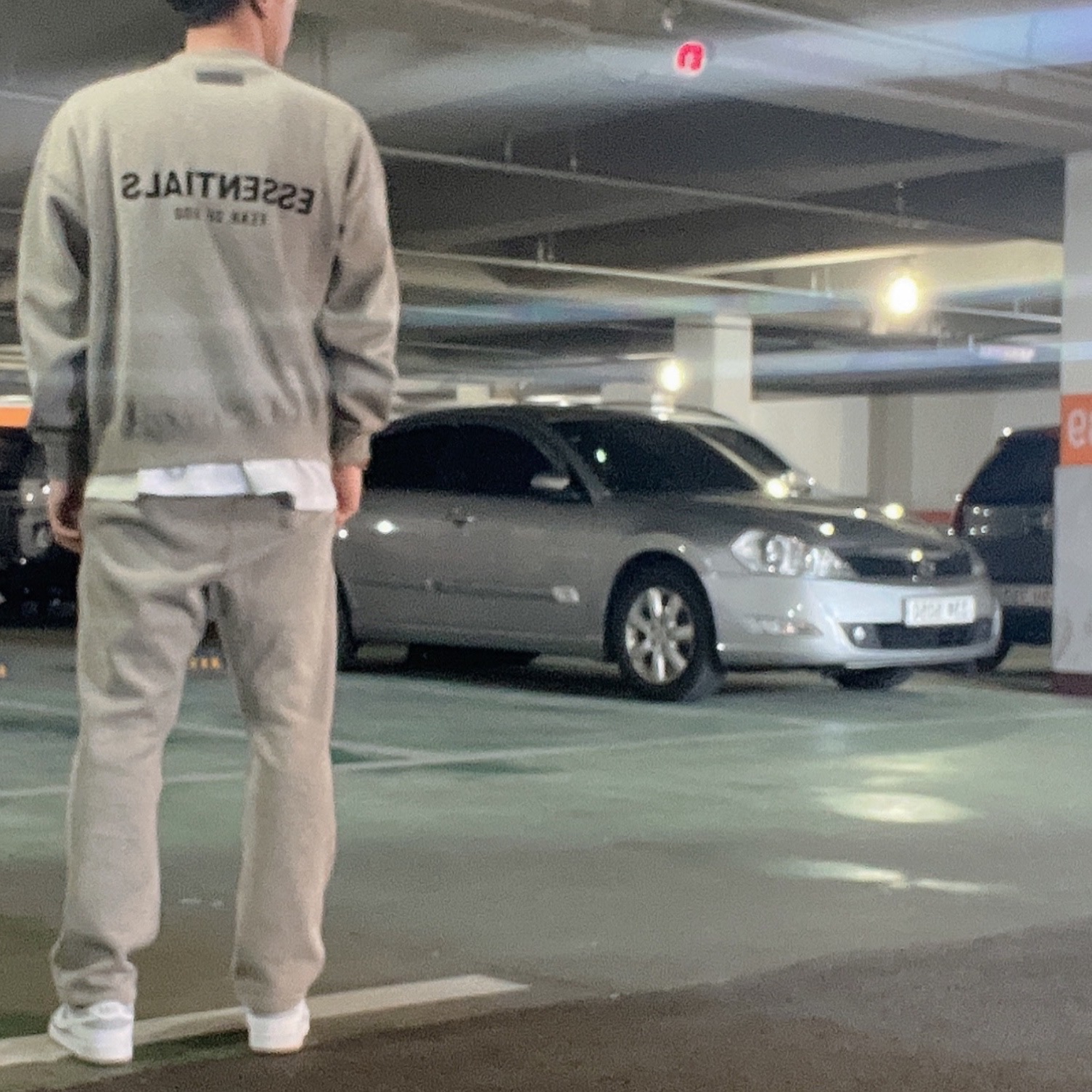 Essentials The Core Collection Crewneck Sweatshirt Dark Oatmeal, Essentials The Core Collection Relaxed Sweatpants Dark Oatmeal 착용 스타일 - 3