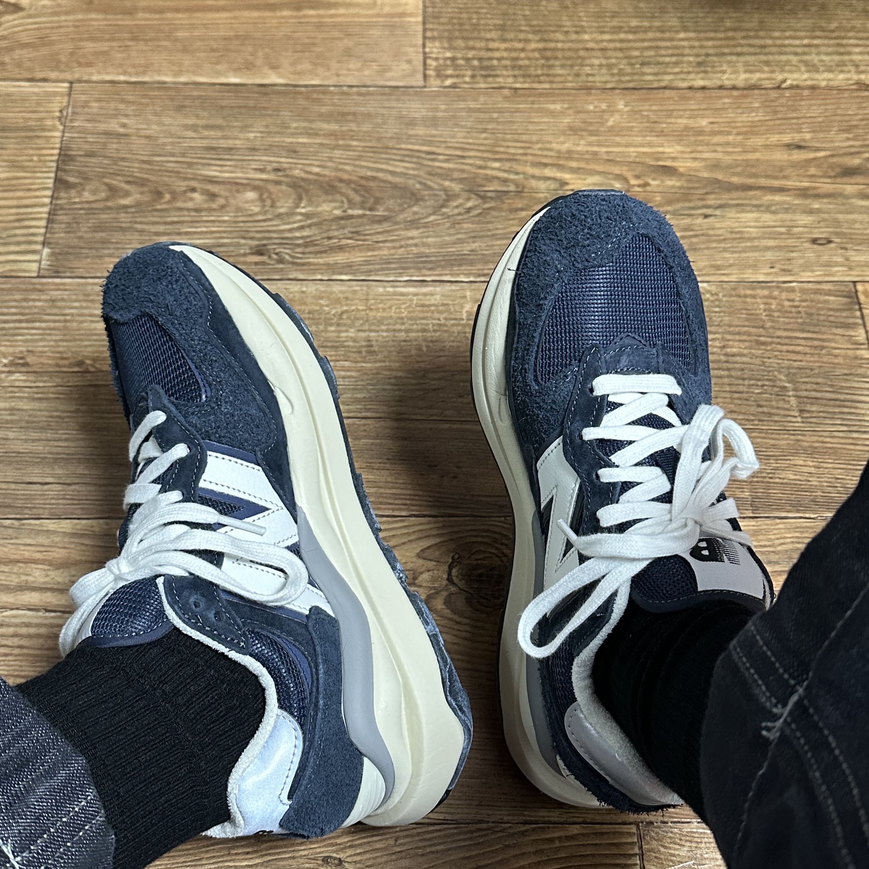 New Balance 5740 Vintage Lux Eclipse 착용 스타일 - 2