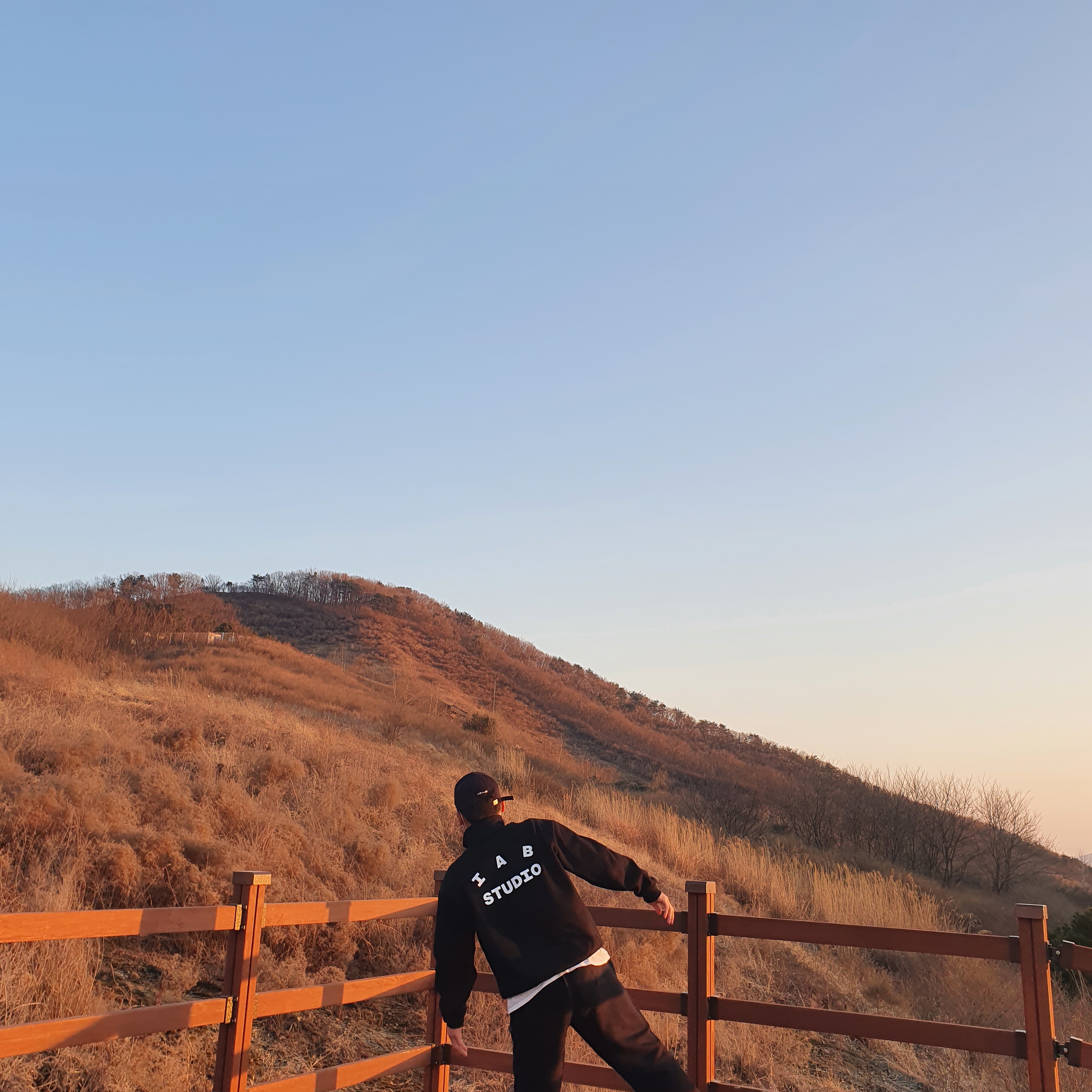 IAB Studio Half Zip-Up Black White 착용 스타일 - 2