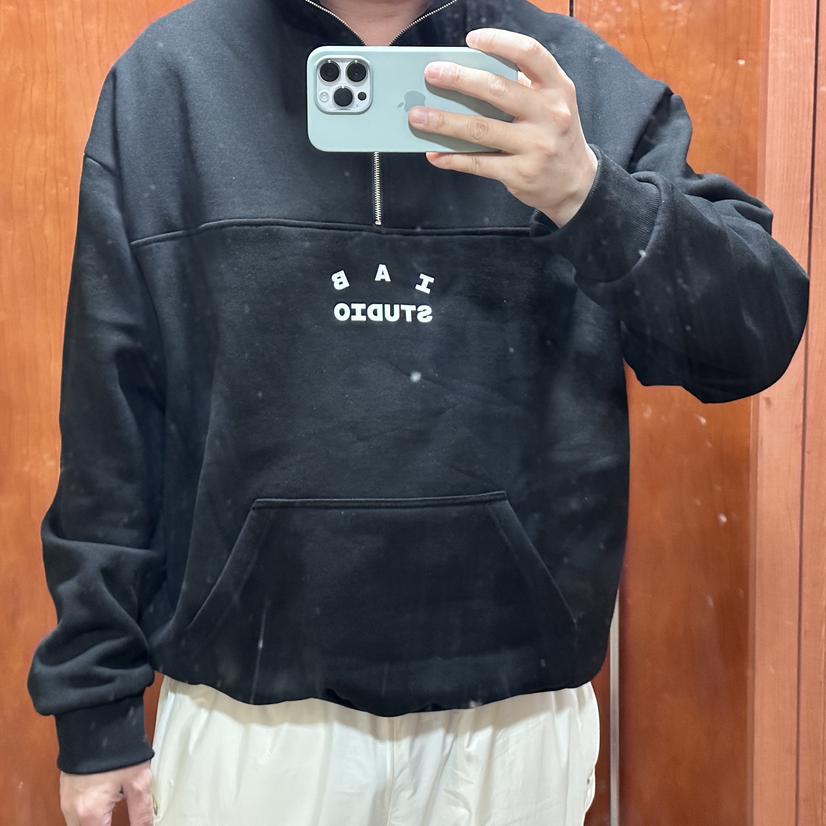 IAB Studio Half Zip-Up Black White 착용 스타일 - 2