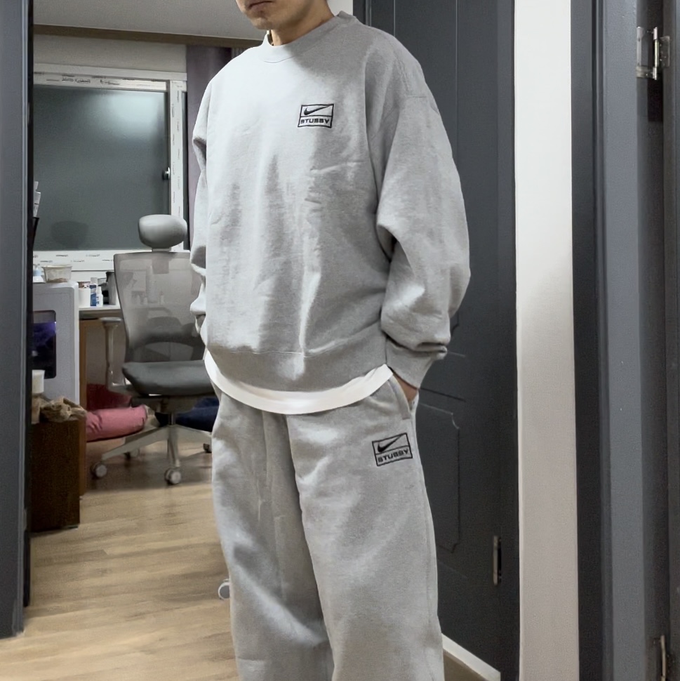 Nike x Stussy NRG Fleece Crewneck Dark Grey Heather (DO9337-063), Nike x Stussy NRG Fleece Pants Dark Grey Heather (DO9340-063) 착용 스타일 - 3