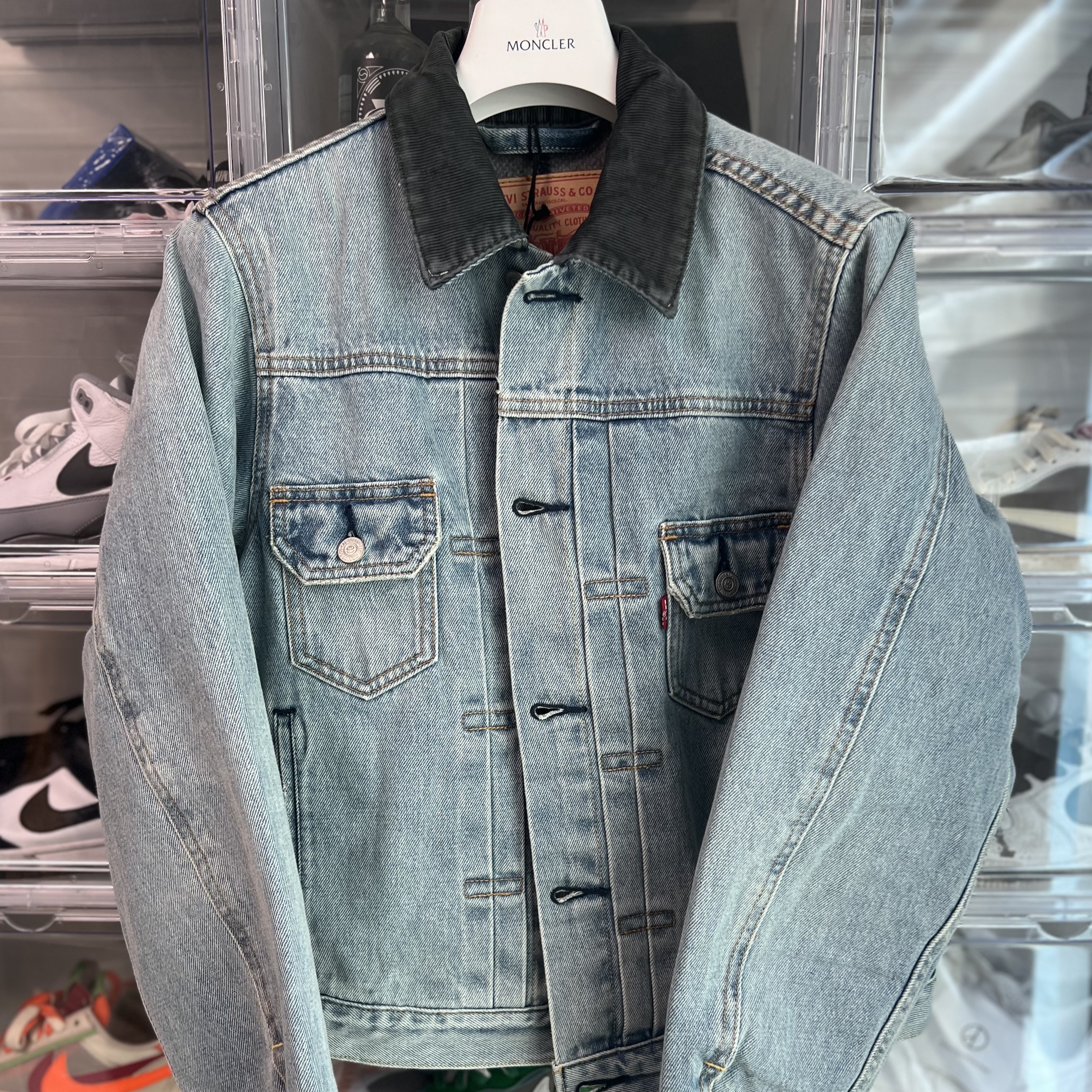 Stussy x Levi's Embossed Trucker Jacket Indigo 착용 스타일 - 1
