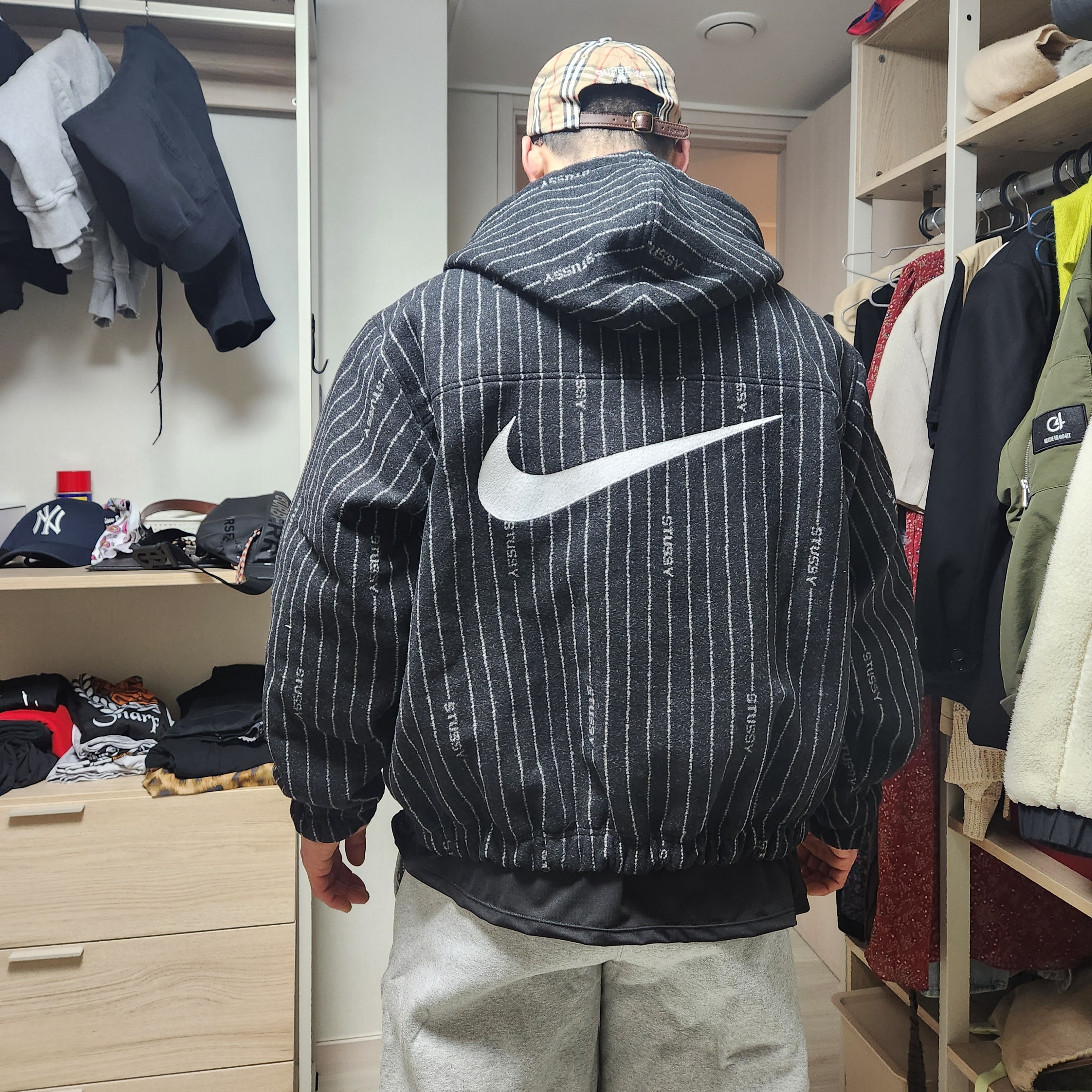 Nike x Stussy NRG Striped Wool Jacket Black (DR4023-010), Nike x Stussy NRG Fleece Pants Dark Grey Heather (DO9340-063) 착용 스타일