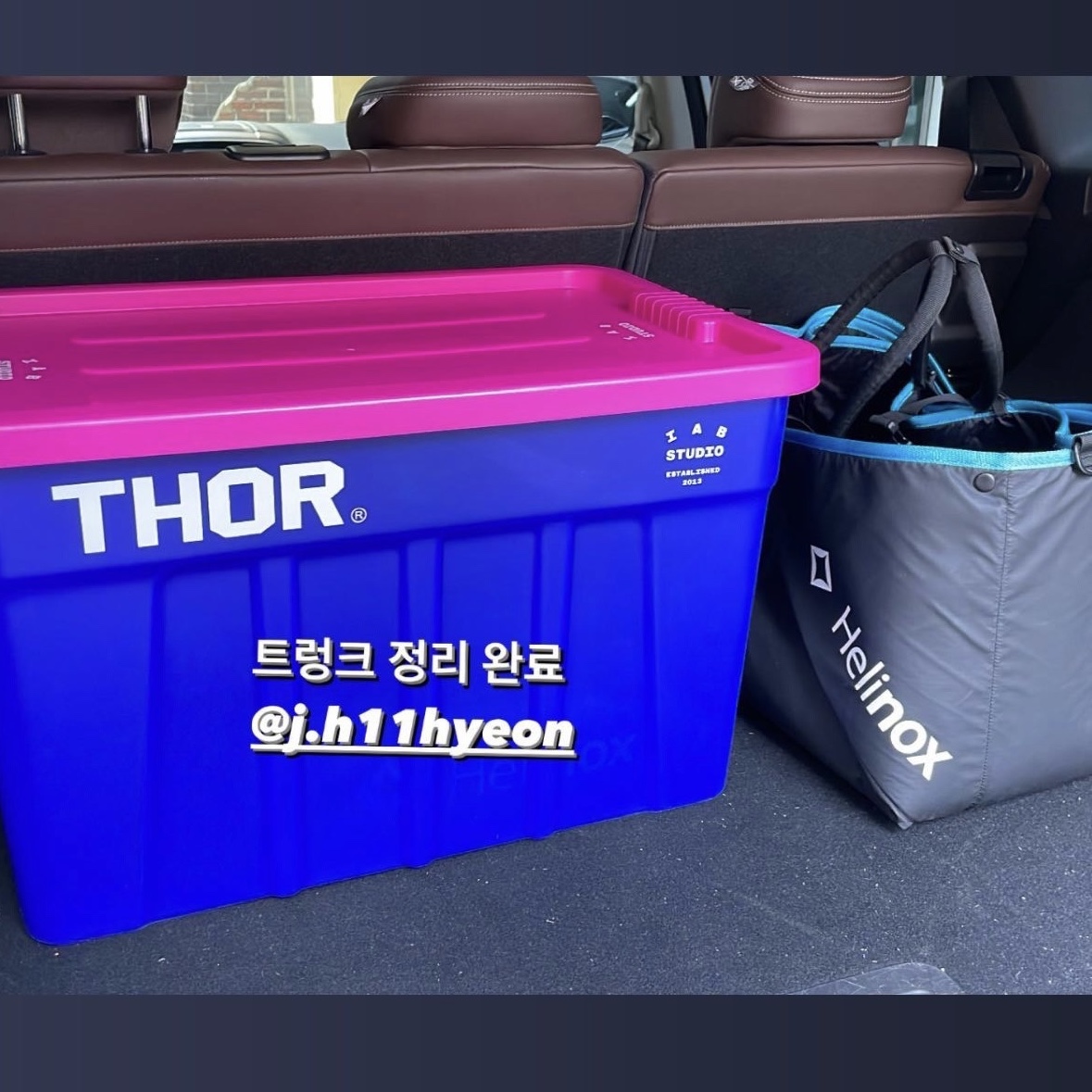 IAB Studio x Thor 75L Container Blue Pink 착용 스타일 - 3