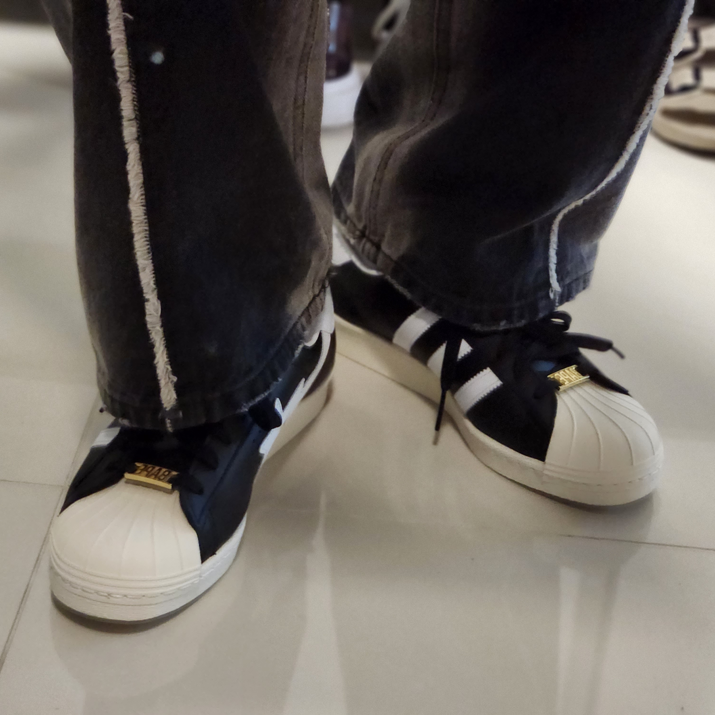 Adidas x BAPE Superstar 80s Core Black Off White 착용 스타일