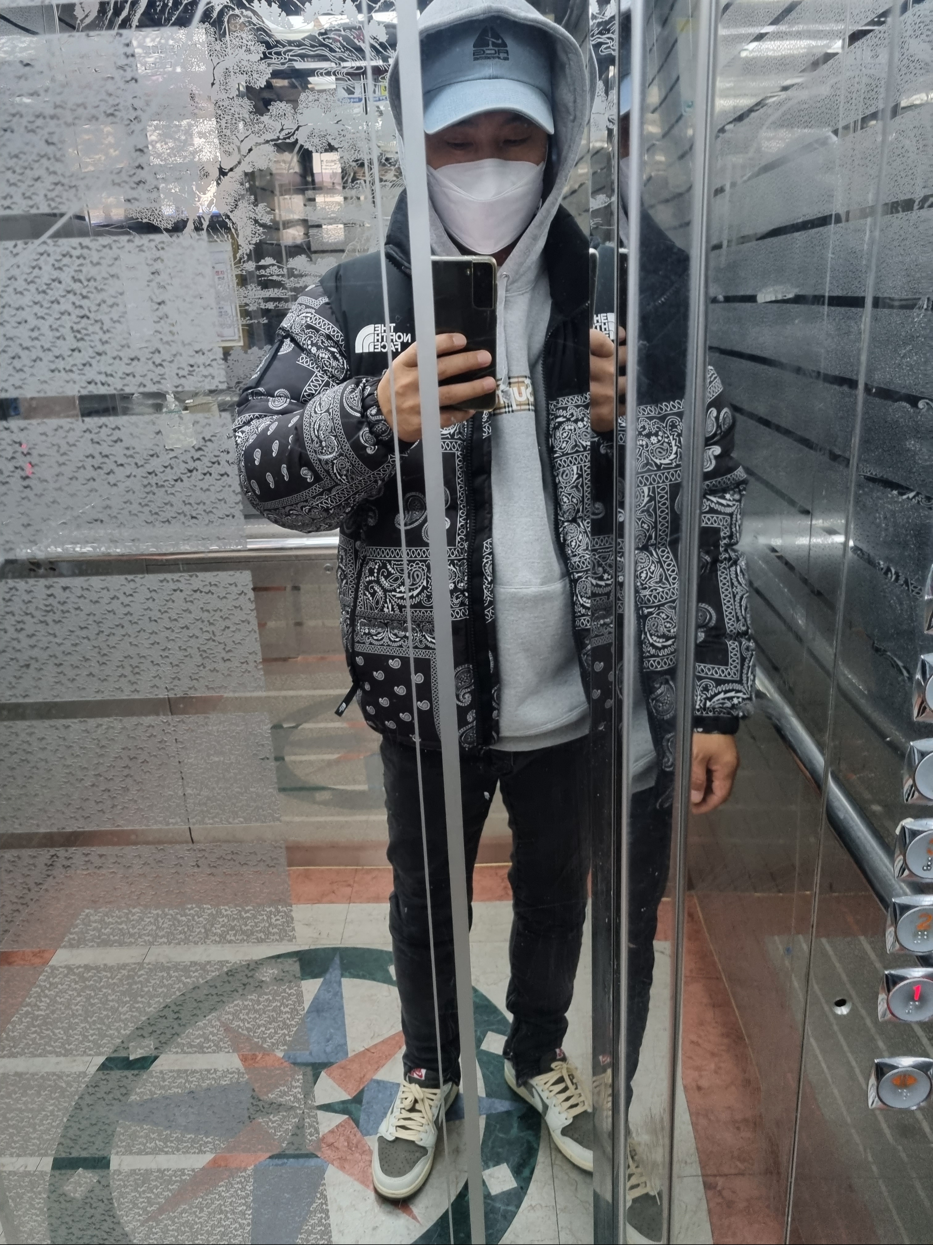 Supreme x Nike ACG Denim 6-Panel Washed Blue - 22FW, Supreme x Burberry Box Logo Hooded Sweatshirt Heather Grey - 22SS 착용 스타일