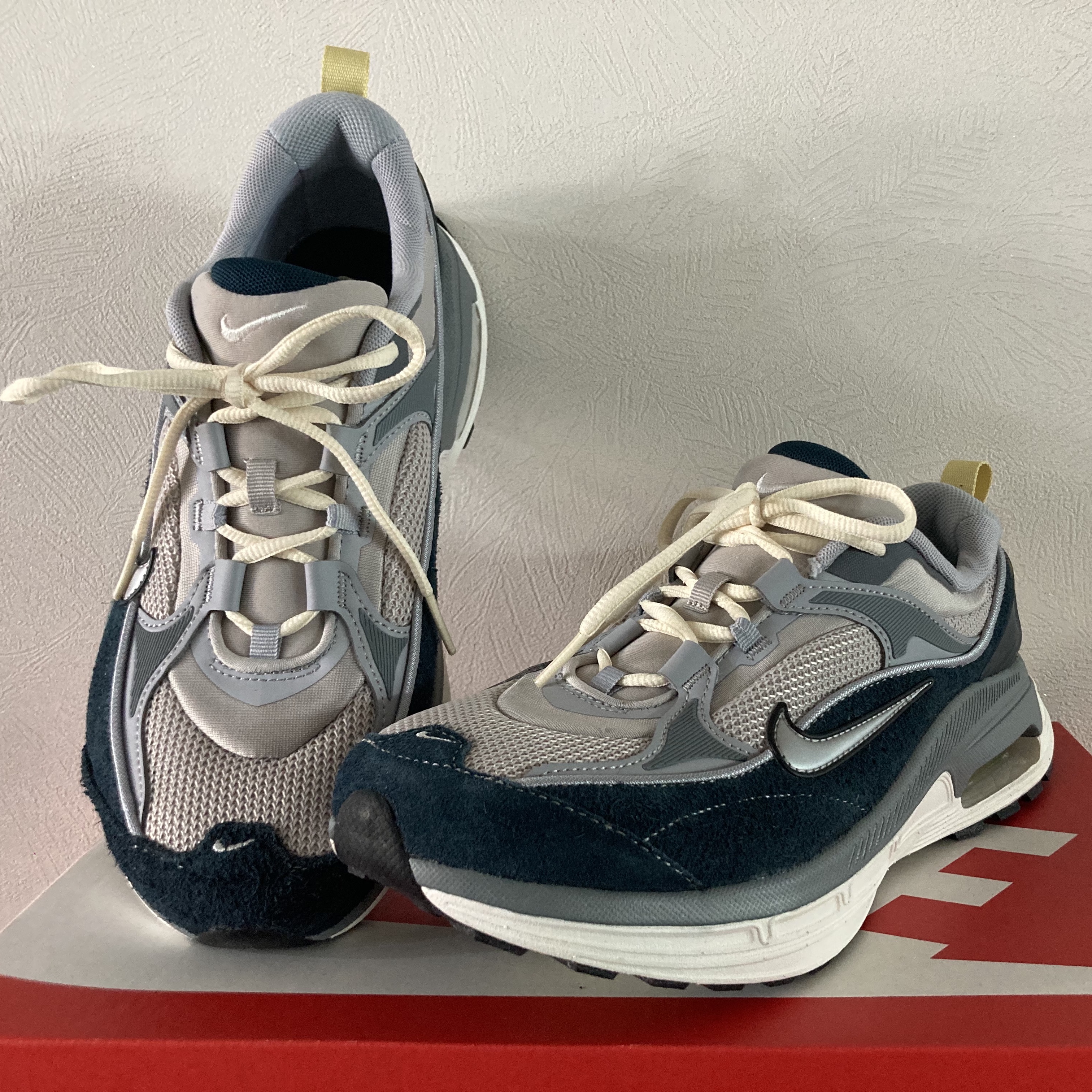 (W) Nike Air Max Bliss Light Iron Ore Armory Navy 착용 스타일 - 1