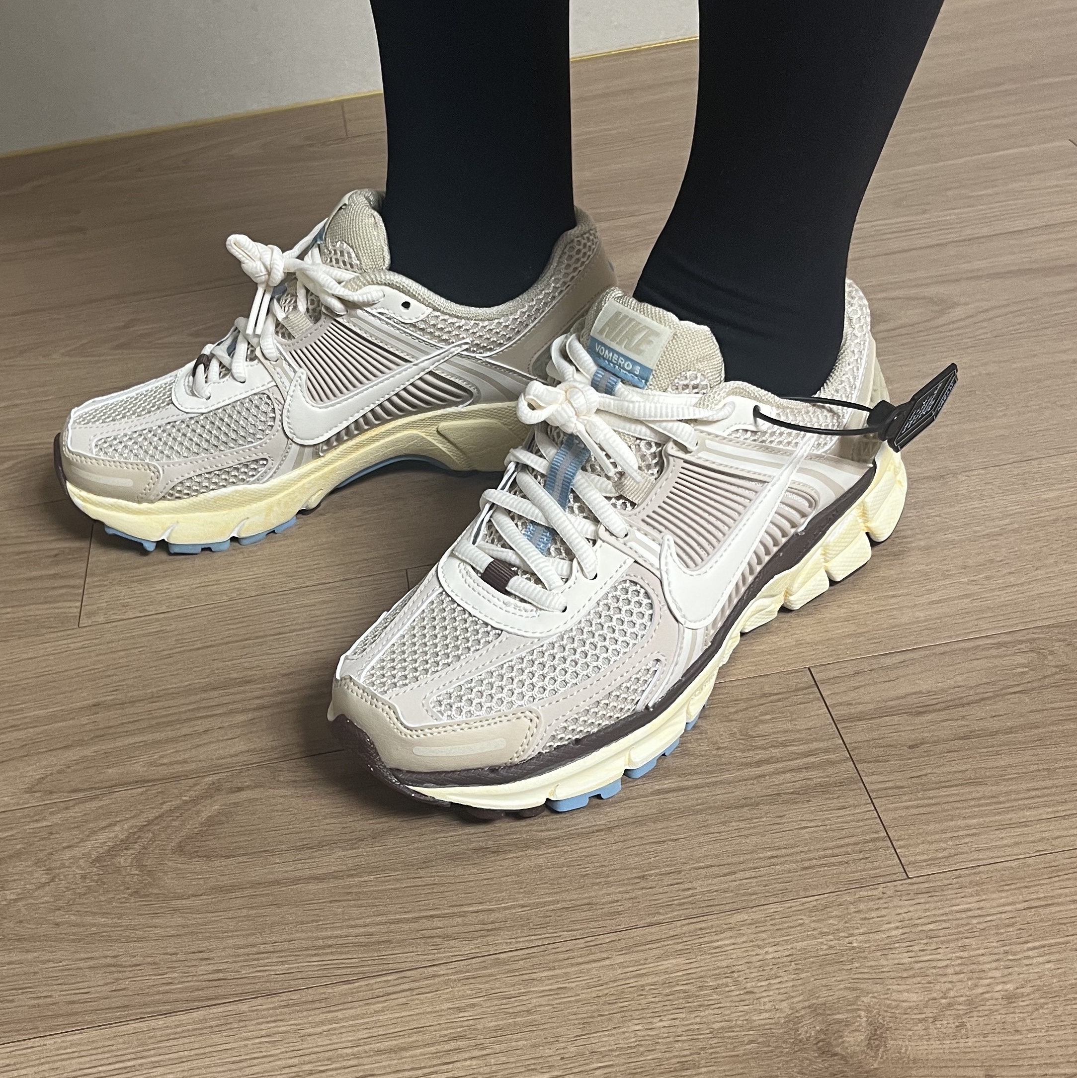 (W) Nike Zoom Vomero 5 Oatmeal 착용 스타일