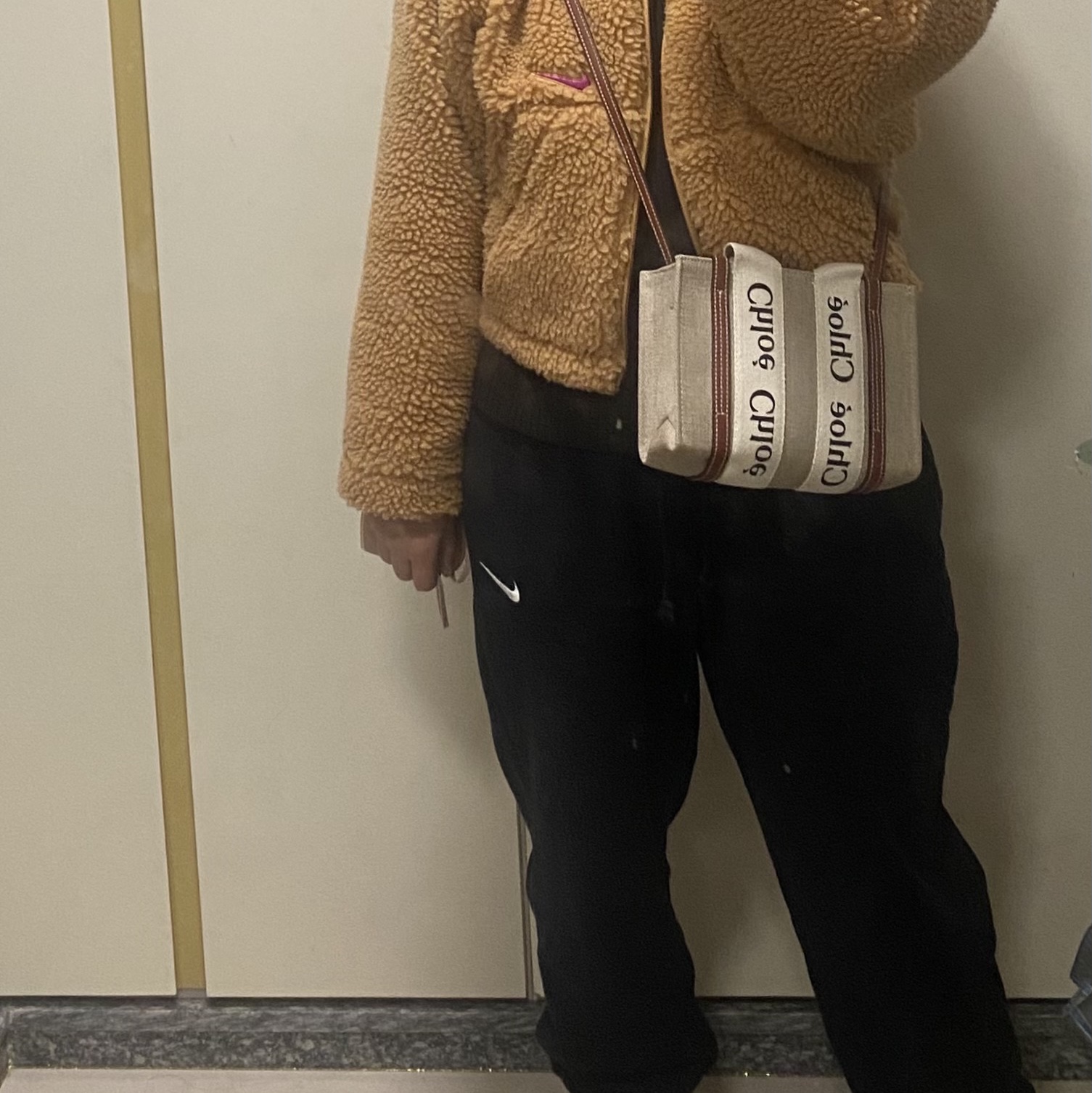 Chloe Woody Mini Tote Bag White Brown 착용 스타일