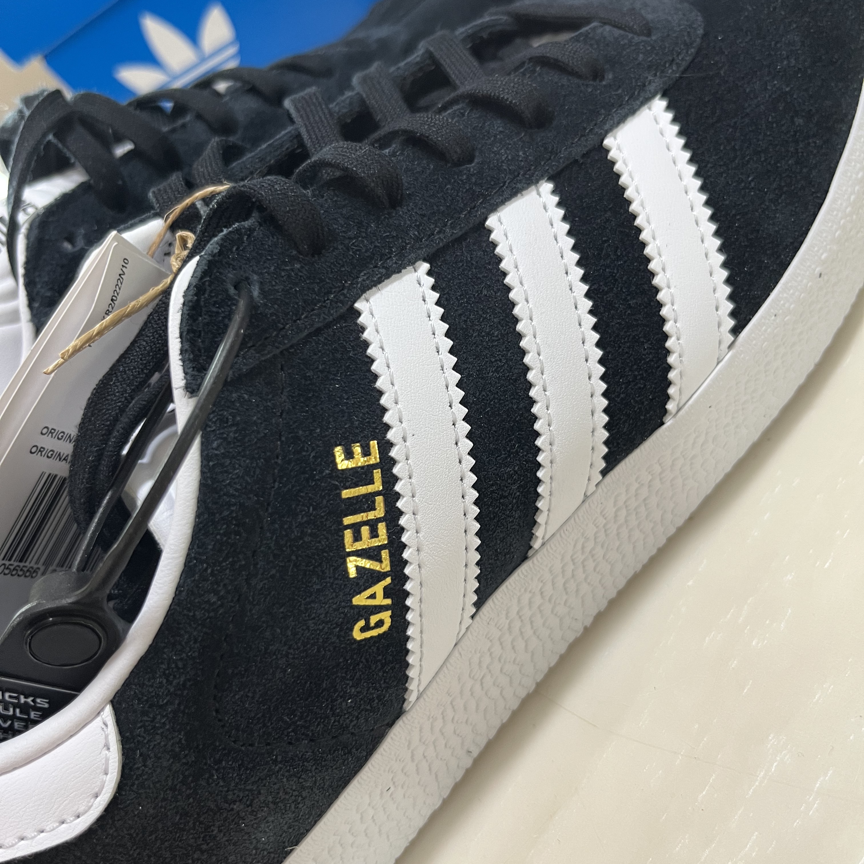 Adidas Gazelle Core Black White 착용 스타일 - 2