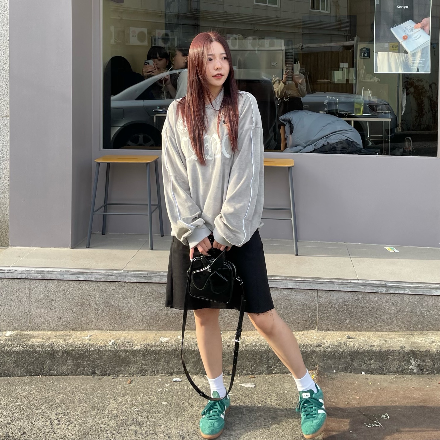 Courreges Loop Bag Black, Adidas Samba OG Collegiate Green 착용 스타일