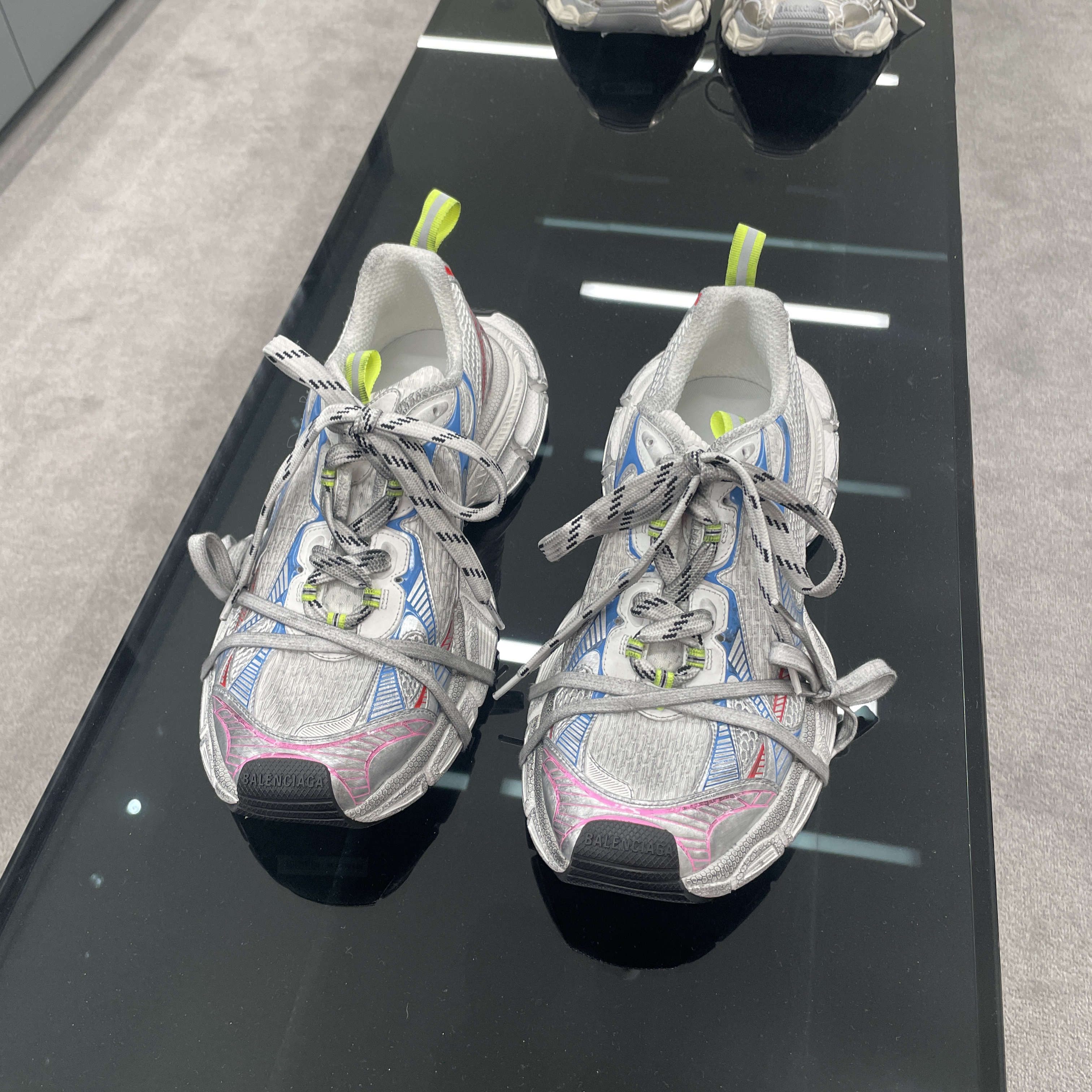 Balenciaga 3XL Sneakers Light Beige 착용 스타일 - 5