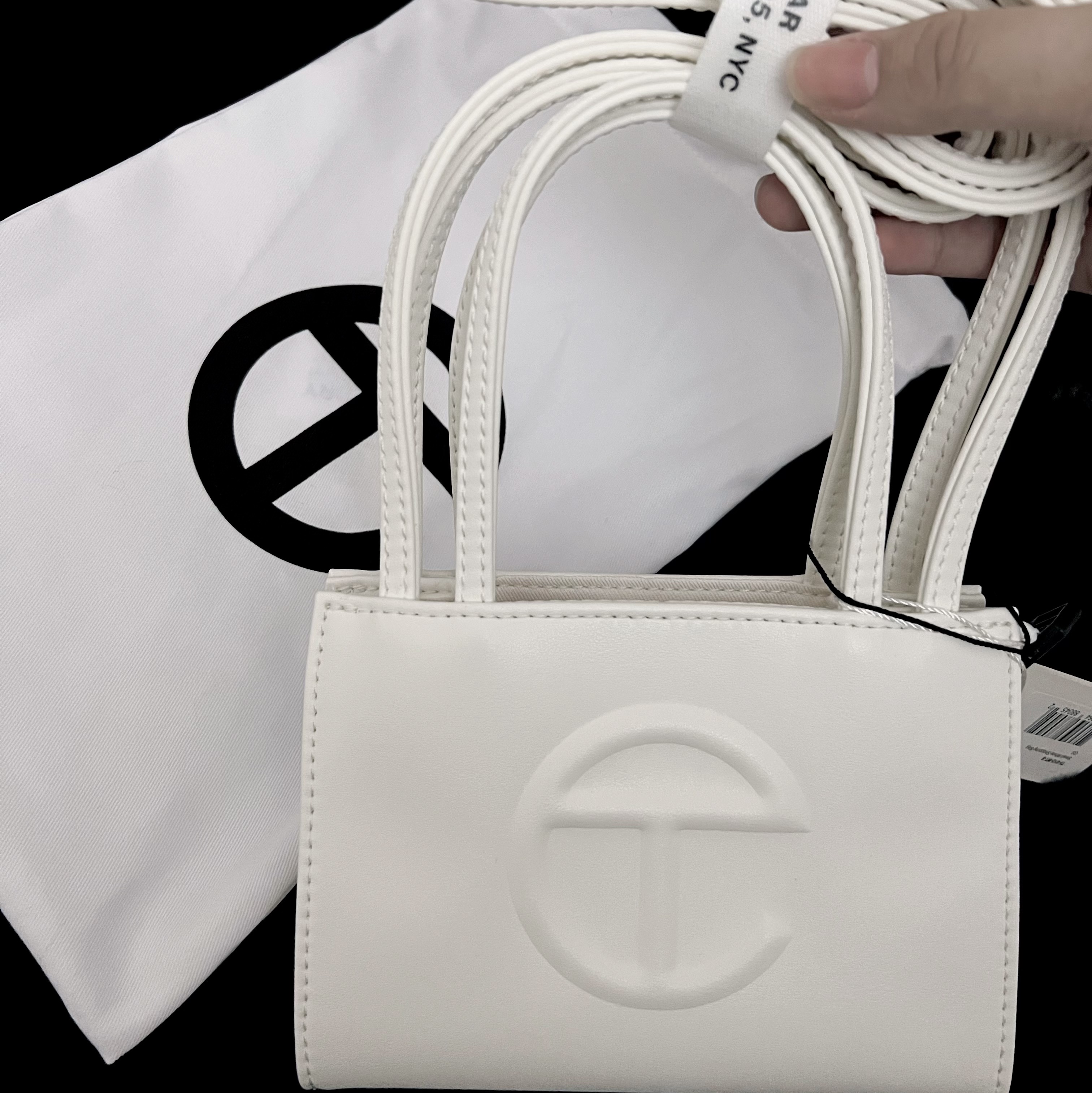 Telfar Small Shopping Bag White 착용 스타일 - 2