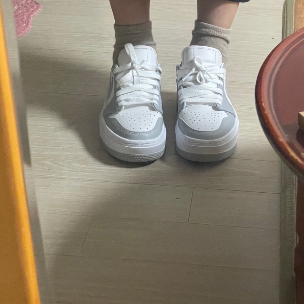 (W) Jordan 1 Elevate Low White and Wolf Grey 착용 스타일 - 1