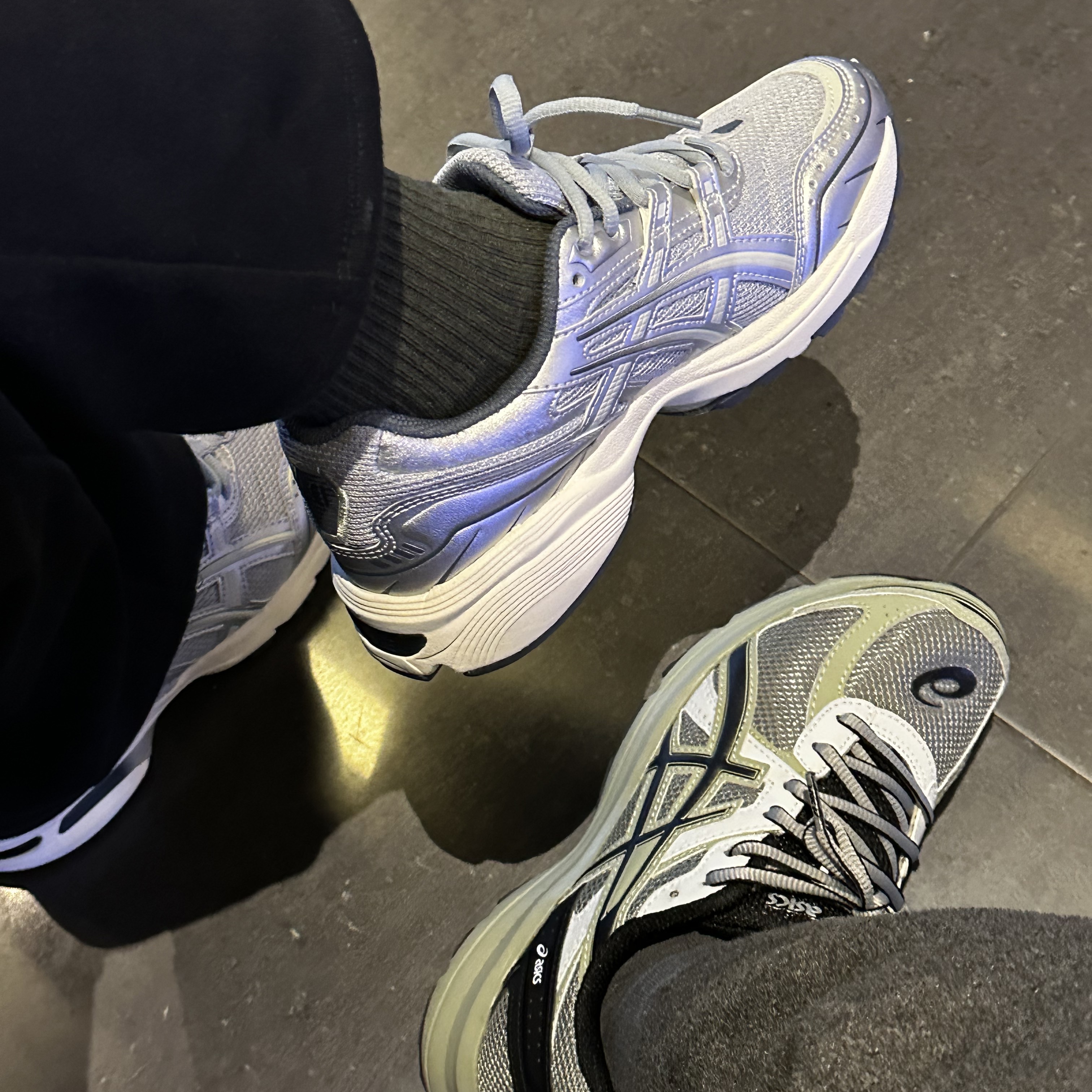 Asics Gel-1090 Piedmont Grey, Asics Jog 100 S Sheet Rock - 2E Wide 착용 스타일