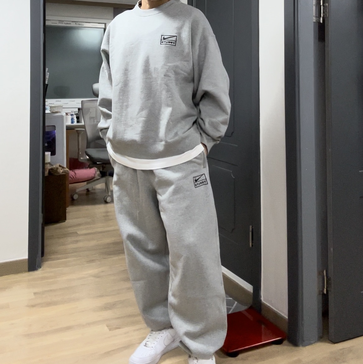 Nike x Stussy NRG Fleece Crewneck Dark Grey Heather (DO9337-063), Nike x Stussy NRG Fleece Pants Dark Grey Heather (DO9340-063) 착용 스타일 - 2