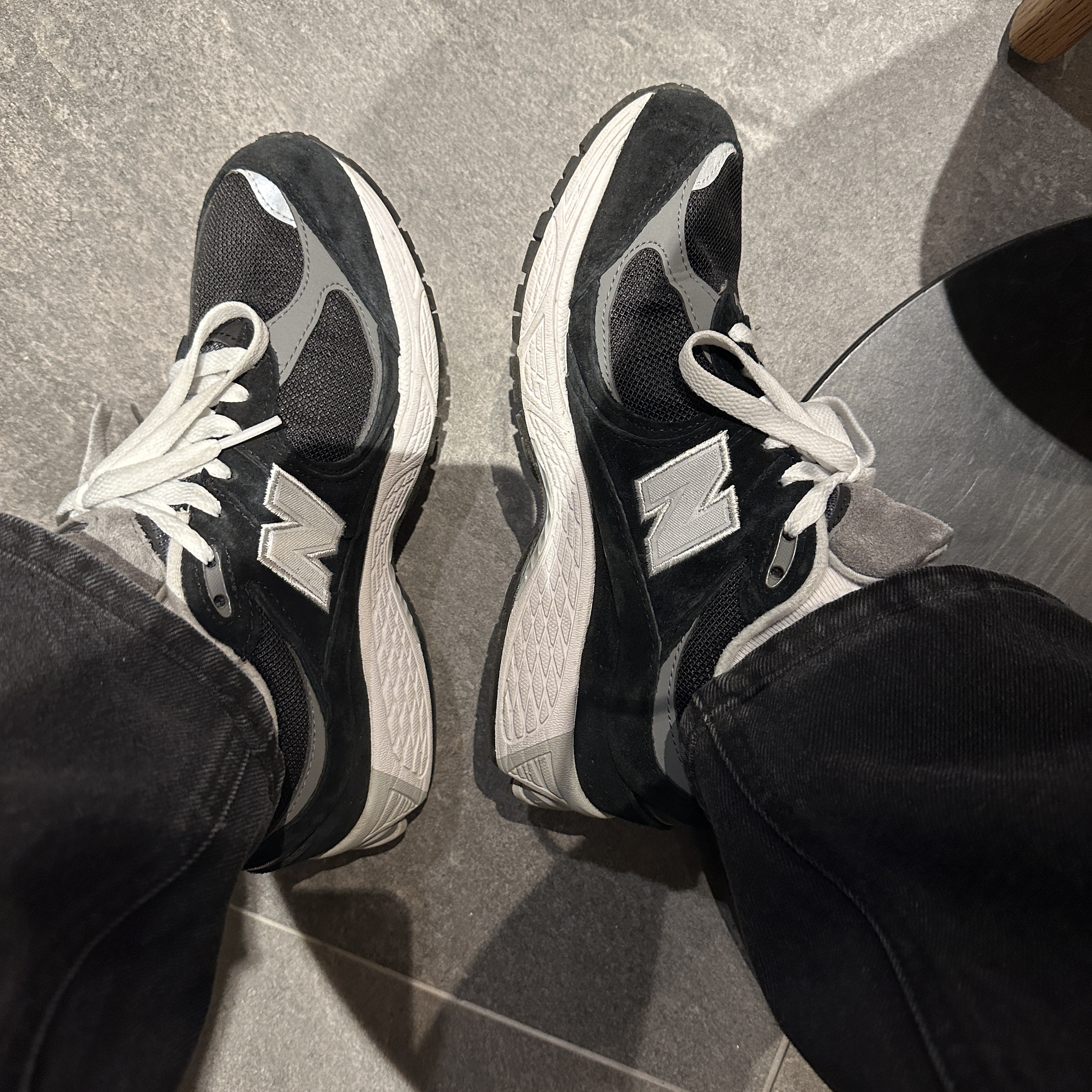 New Balance 2002R Gore-Tex Black Silver Metalic 착용 스타일