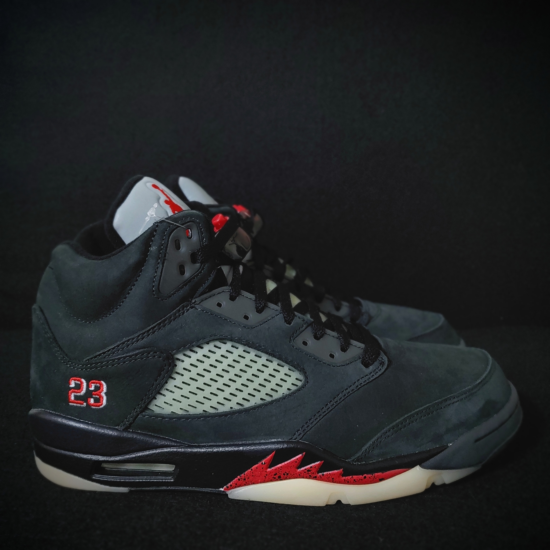 (W) Jordan 5 Retro Gore-Tex Off Noir Fire Red 착용 스타일 - 4