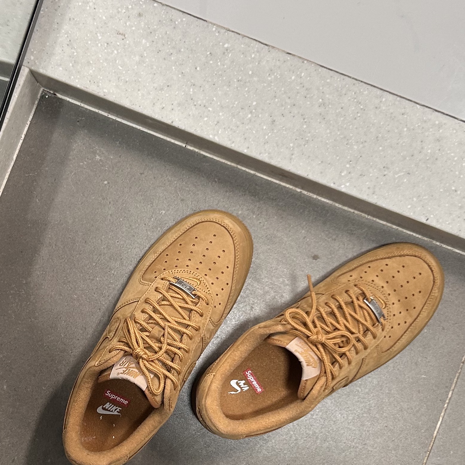 Nike x Supreme Air Force 1 Low Flax 착용 스타일