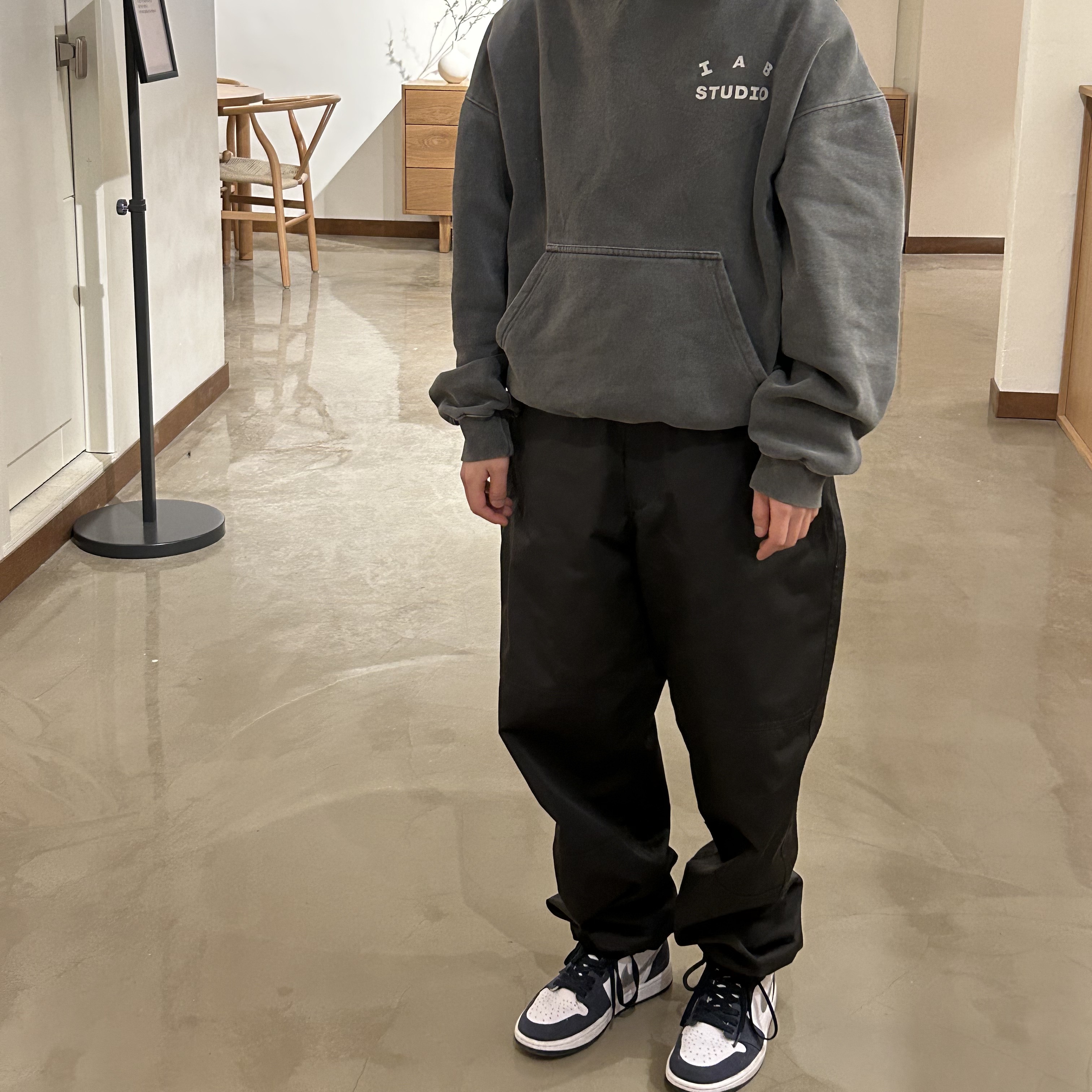 Jordan 1 Retro High OG CO.JP Midnight Navy, IAB Studio Pigment Hoodie & Sack Black 착용 스타일 - 3