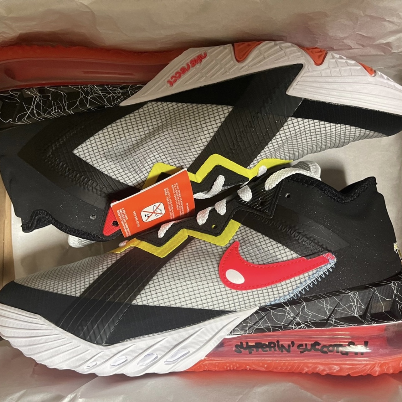 Nike LeBron 18 Low Sylvester vs Tweety 착용 스타일