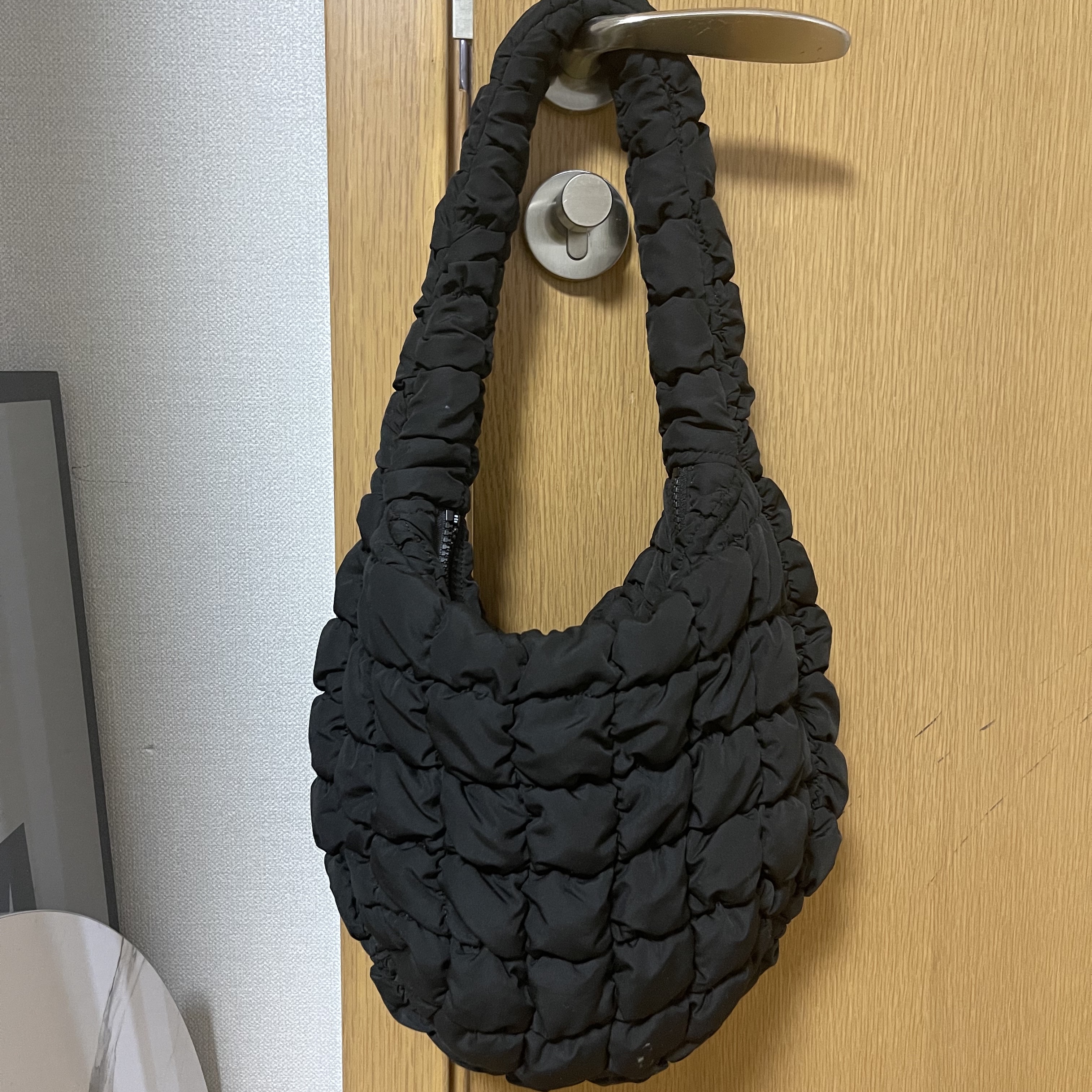 COS Quilted Mini Bag Black 착용 스타일