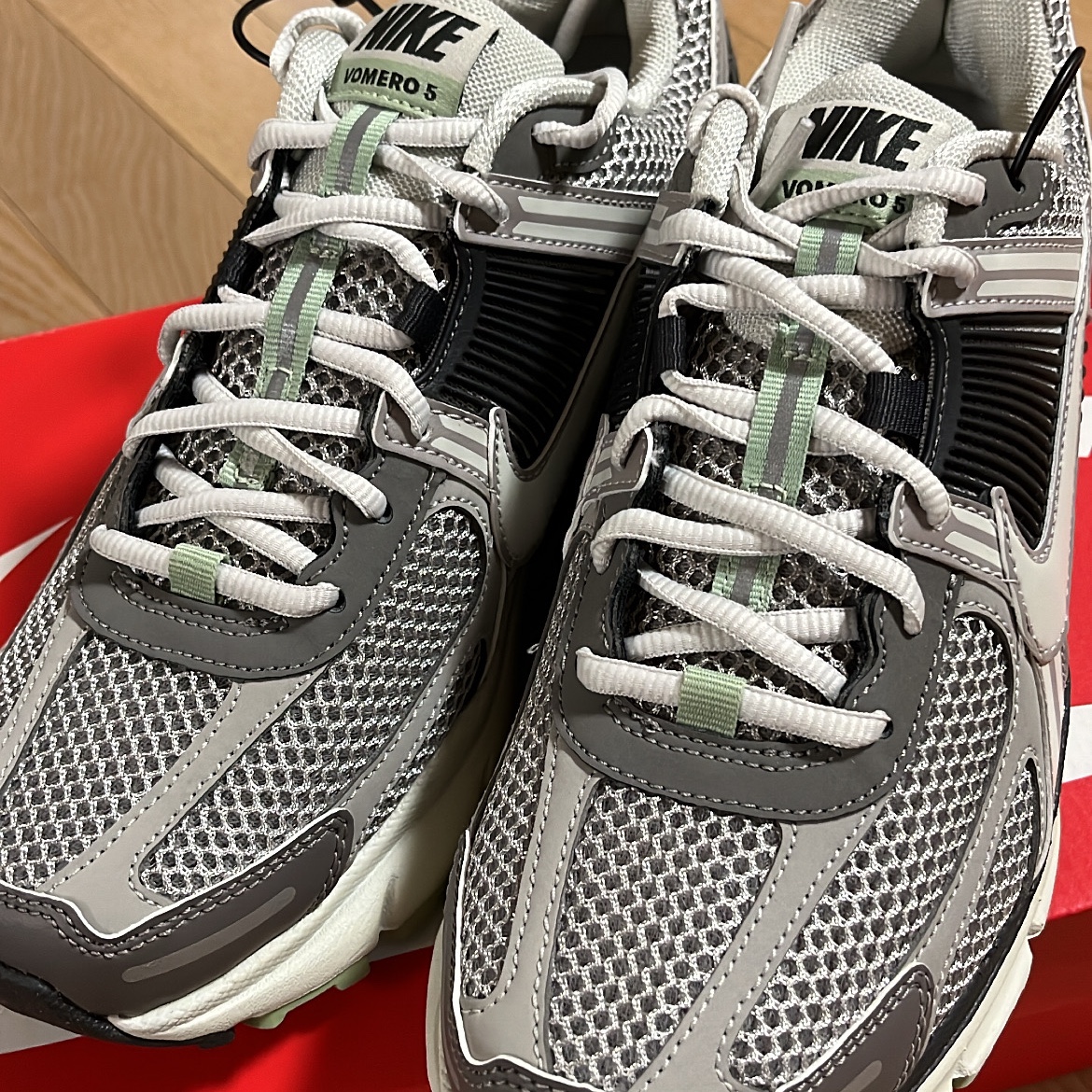 (W) Nike Zoom Vomero 5 Cobblestone and Flat Pewter 착용 스타일