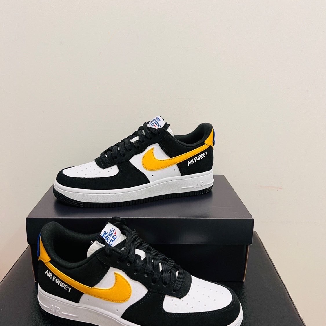 Nike Air Force 1 '07 LV8 Athletic Club Black Dark Sulfur 착용 스타일 - 2