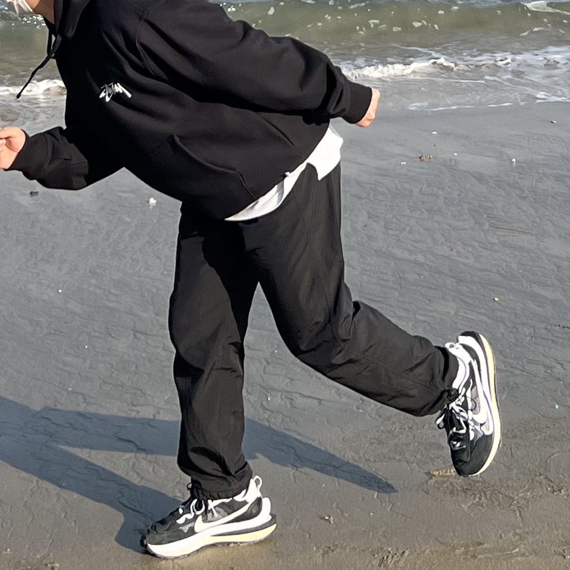 Stussy 8 Ball Fade Hoodie Black, Nike x Sacai VaporWaffle Black White 착용 스타일 - 3