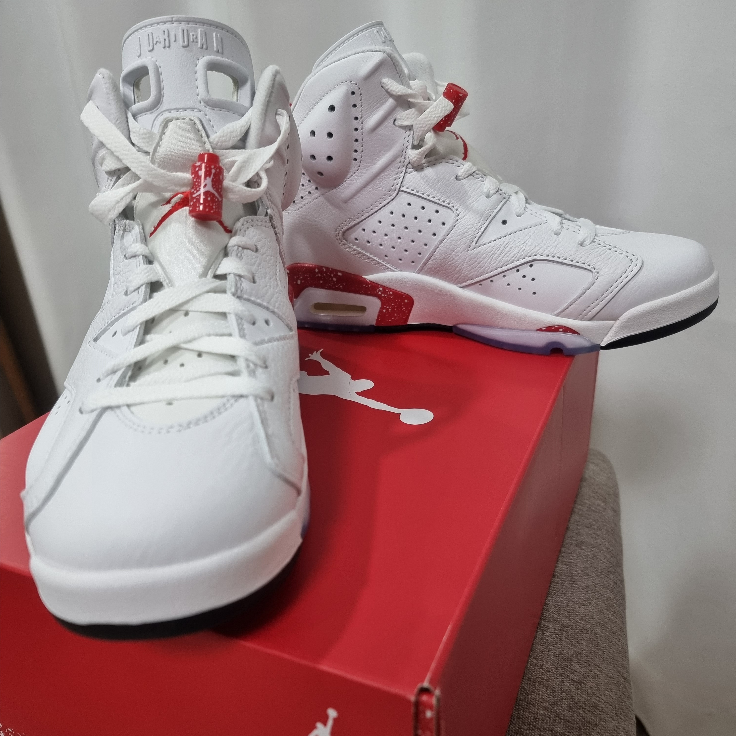 Jordan 6 Retro White and University Red 착용 스타일