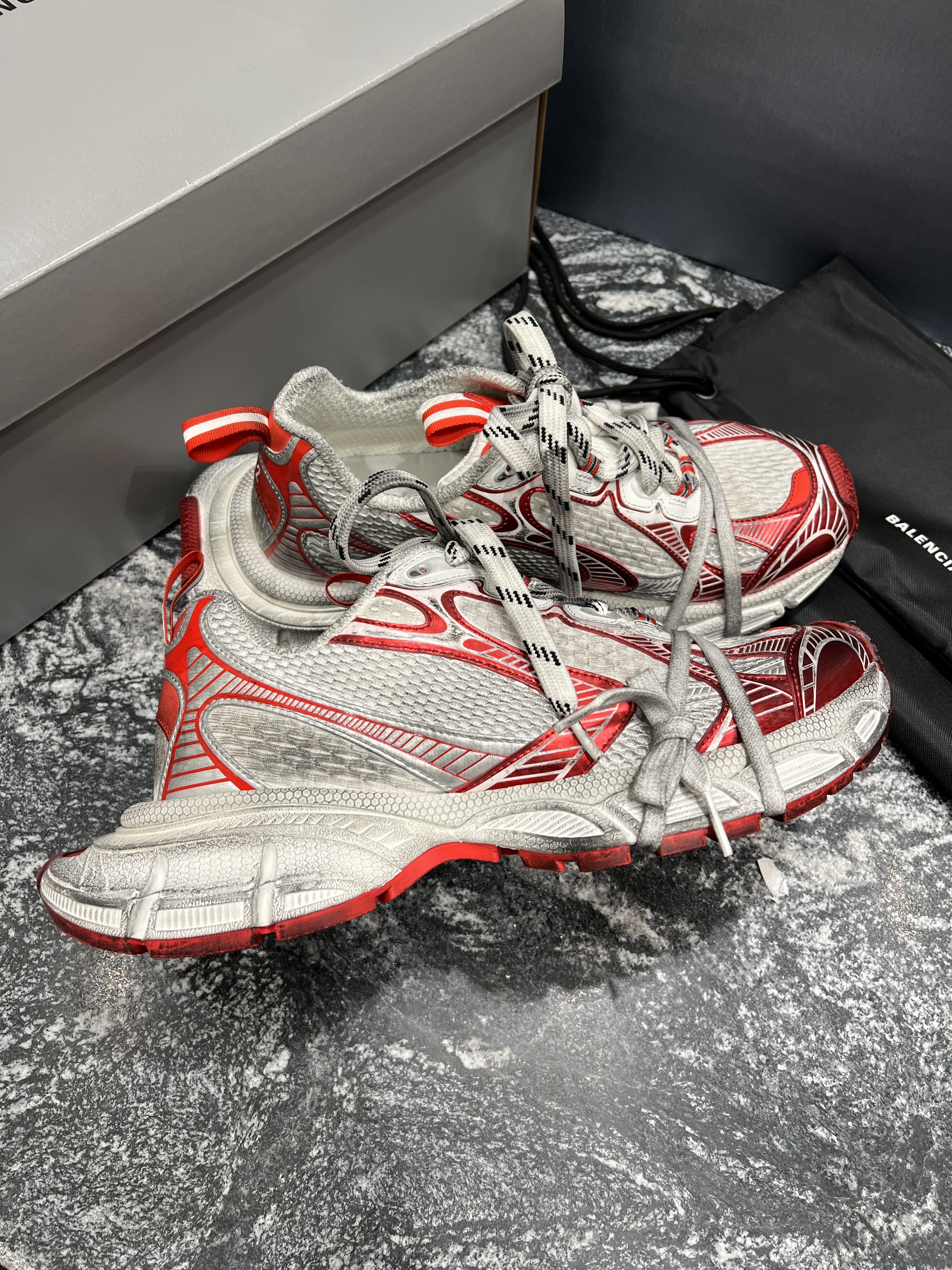 Balenciaga 3XL Sneakers White Red 착용 스타일 - 3