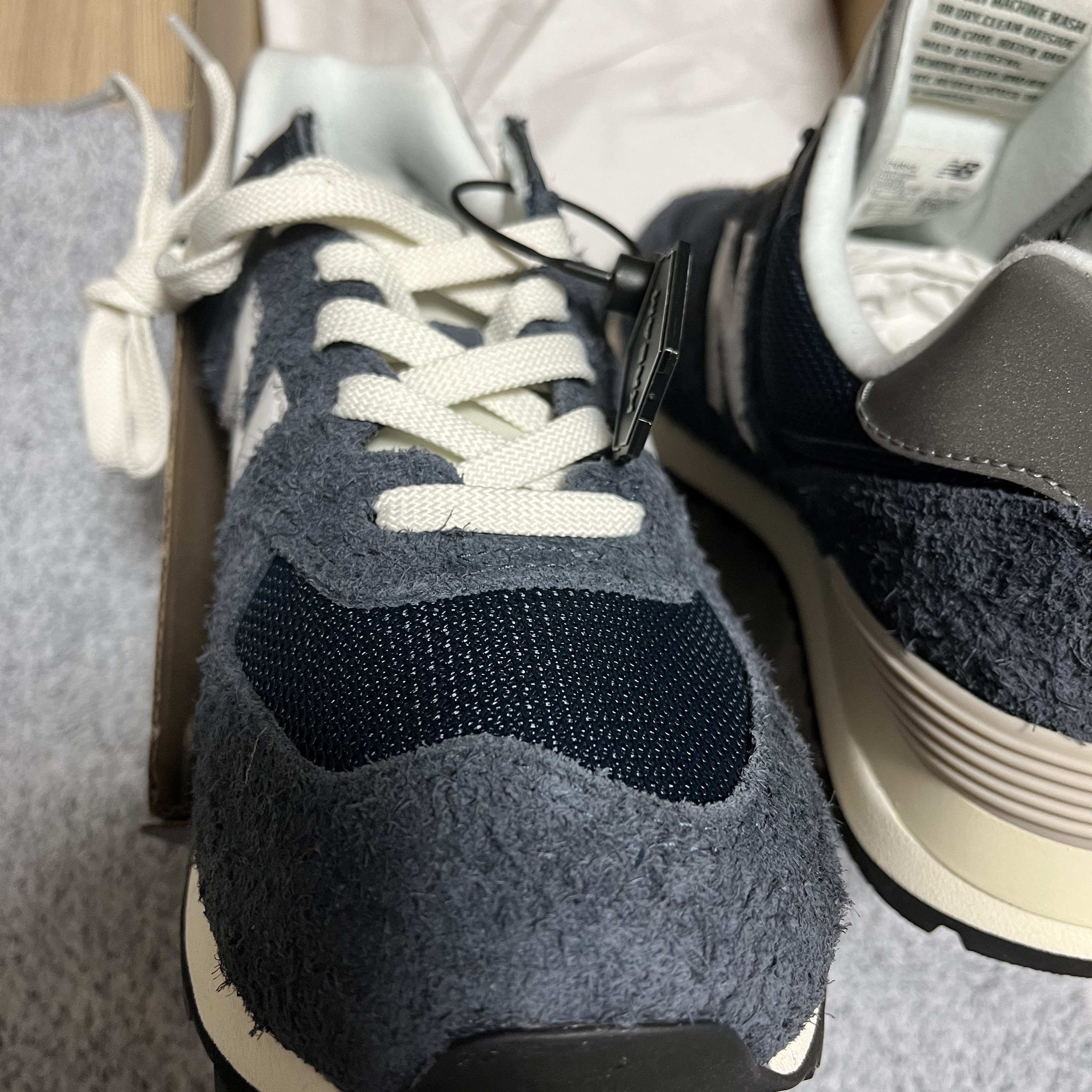 New Balance 574 Heritage Navy 착용 스타일 - 3
