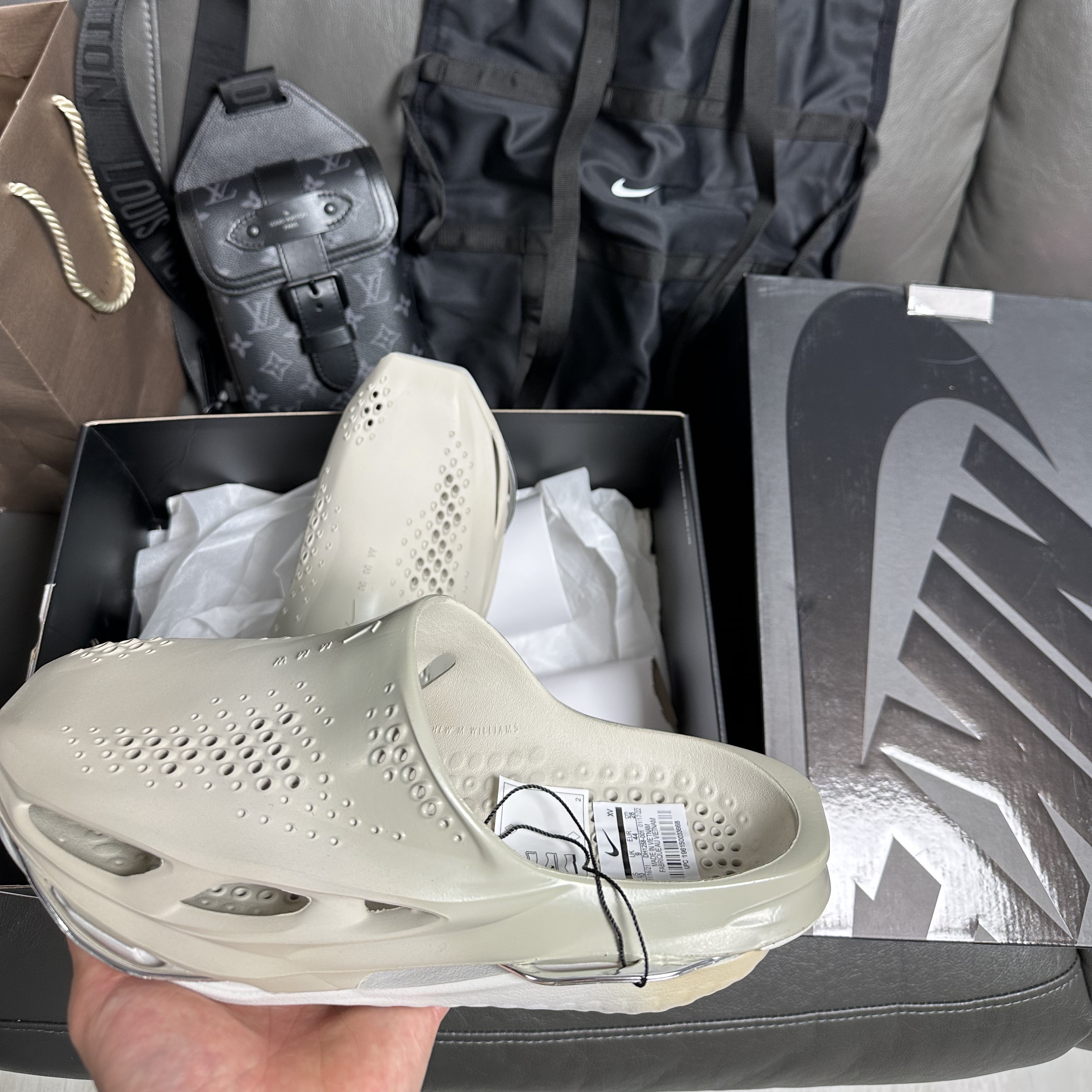 Nike x Matthew M Williams 005 Slide Light Bone and Chrome, Louis Vuitton Saumur Slingbag Monogram Eclipse 착용 스타일 - 1