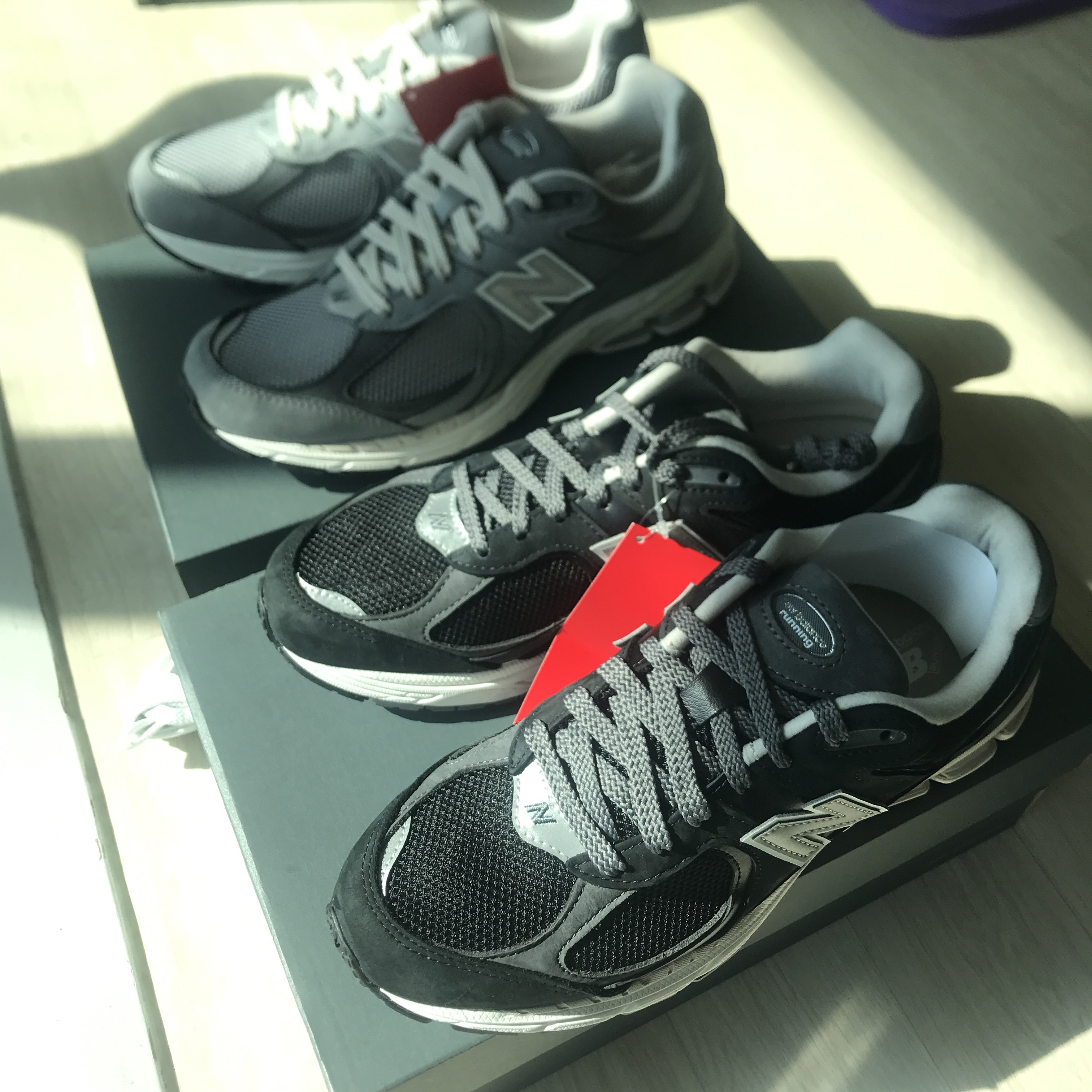 New Balance 2002R Premium Vintage Black, New Balance 2002R Premium Vintage Grey 착용 스타일 - 1