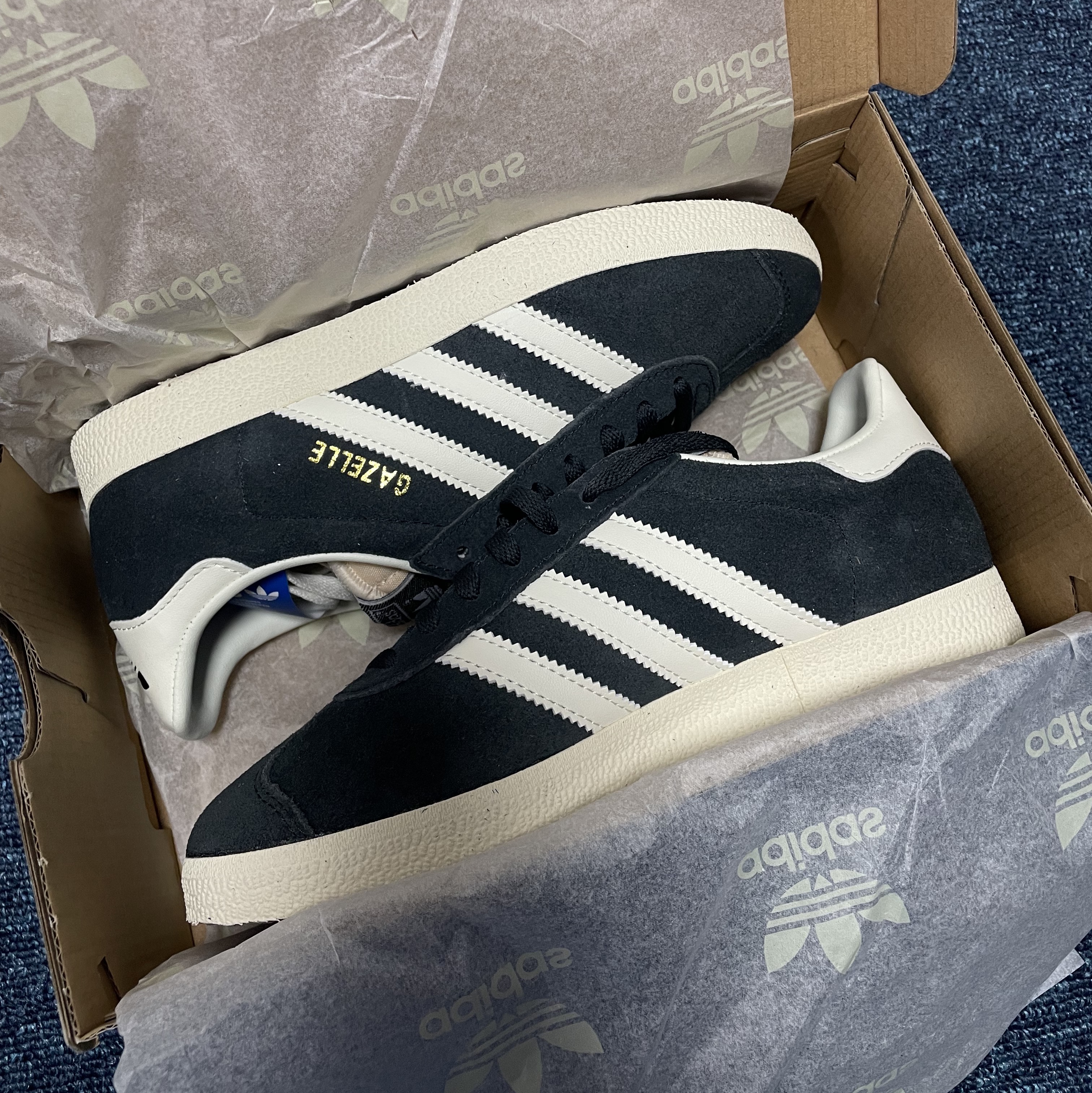 Adidas Gazelle Carbon Off White 착용 스타일 - 2