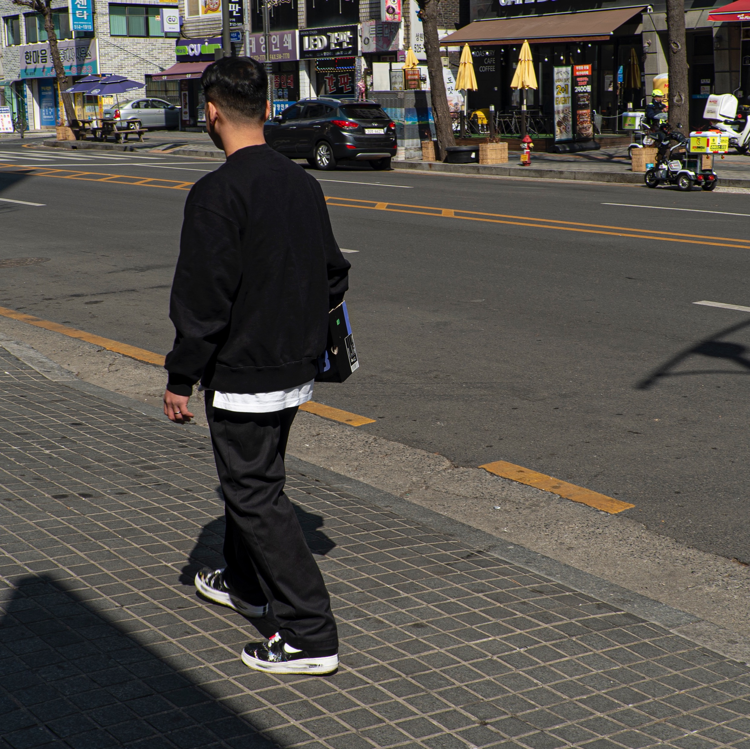 Nike x Stussy NRG Washed Fleece Crewneck Black (DO5310-010), Nike x Peaceminusone Air Force 1 Low Para-Noise 착용 스타일 - 2