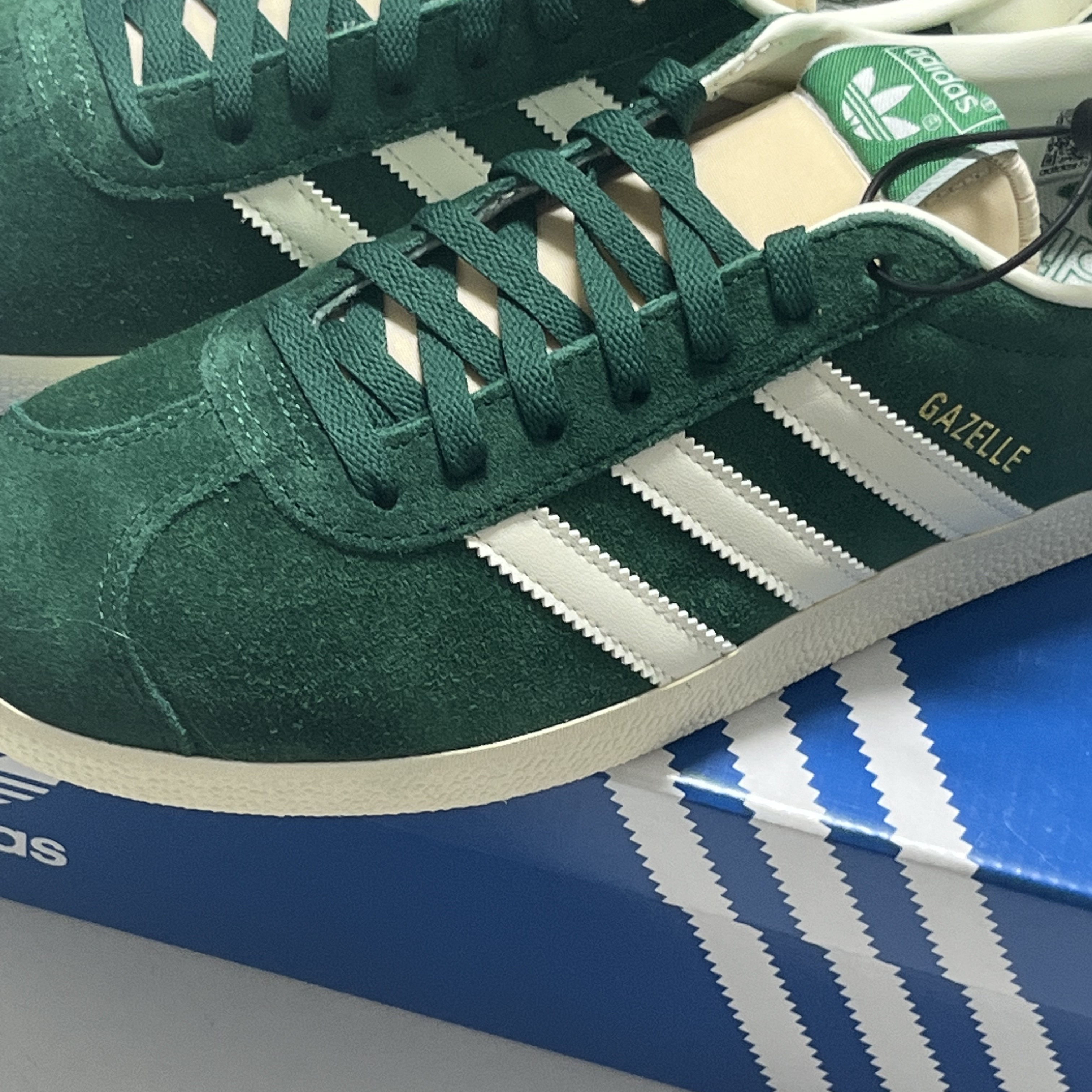 Adidas Gazelle Dark Green Cream White, Bottega Veneta Credit Card Case Calfskin Parakeet 착용 스타일 - 2