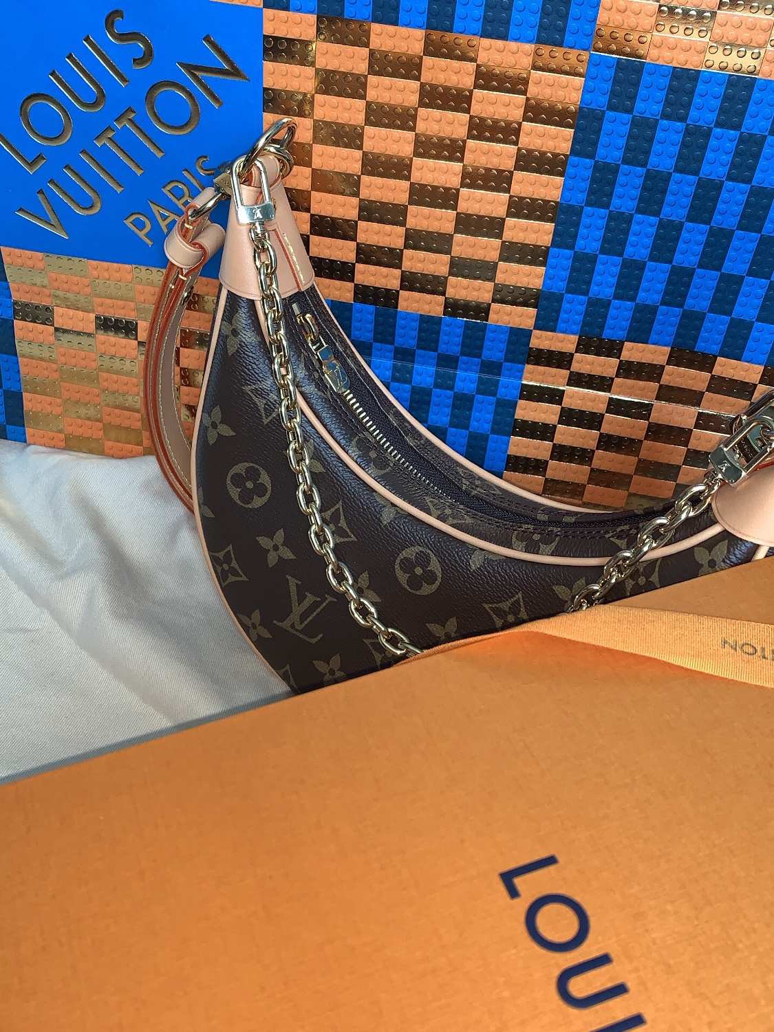 Louis Vuitton Loop Monogram 착용 스타일