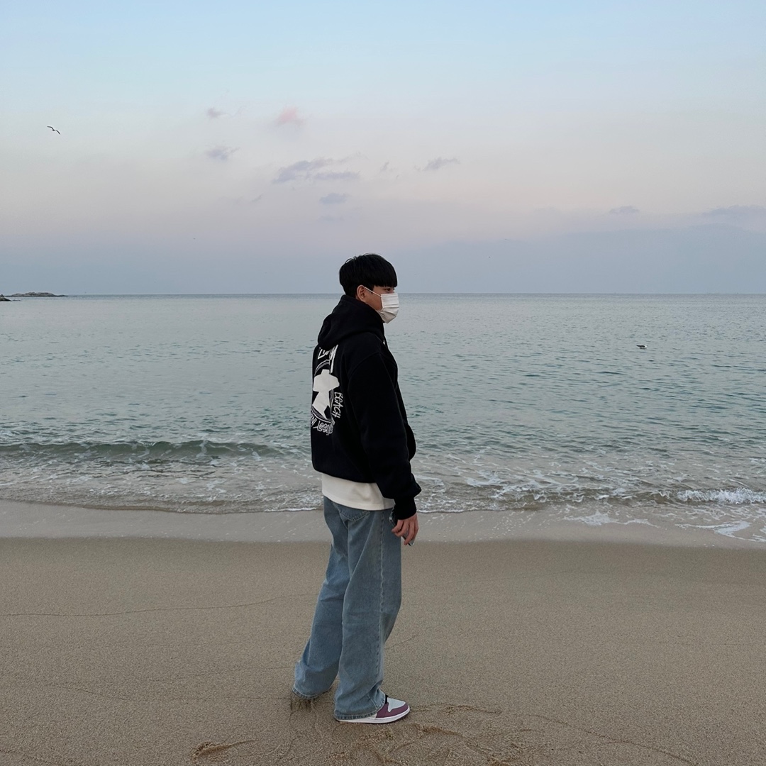 Stussy Beach Roots Hoodie Black, (W) Jordan 1 Mid SE Light Mulberry 착용 스타일 - 1