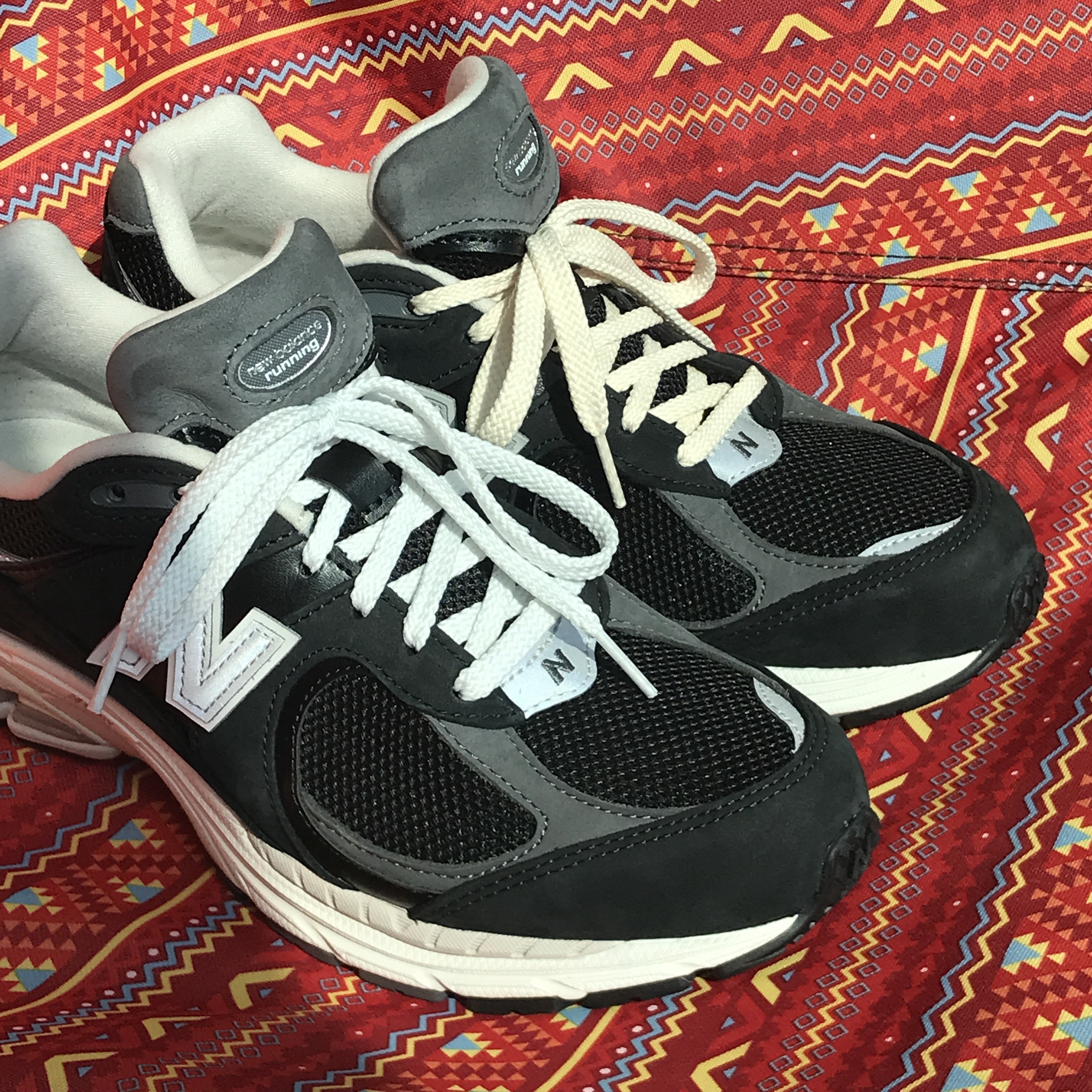 New Balance 2002R Premium Vintage Black 착용 스타일 - 3